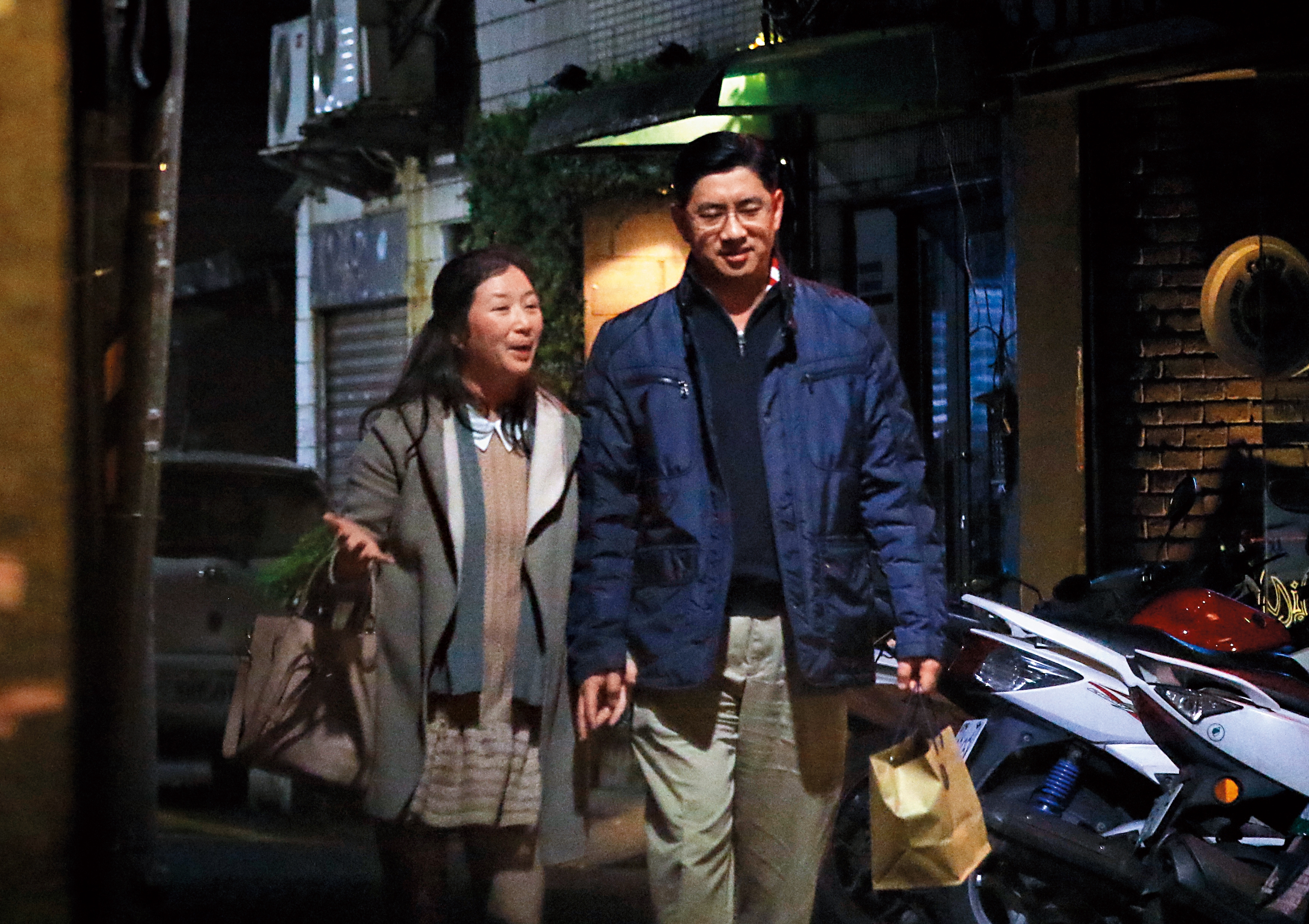 3/17 01：21 兩人有說有笑，看來剛剛在店內的談興還沒過癮，老婆繼續開心發表演說。