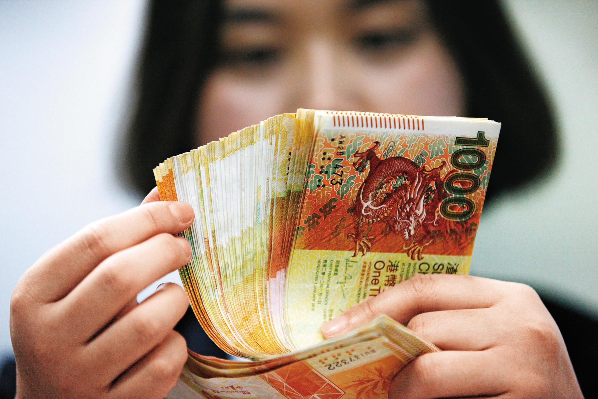 近期香港陷入匯率保衛戰，金管局只得不斷賣出美元、買入港幣。（東方IC）