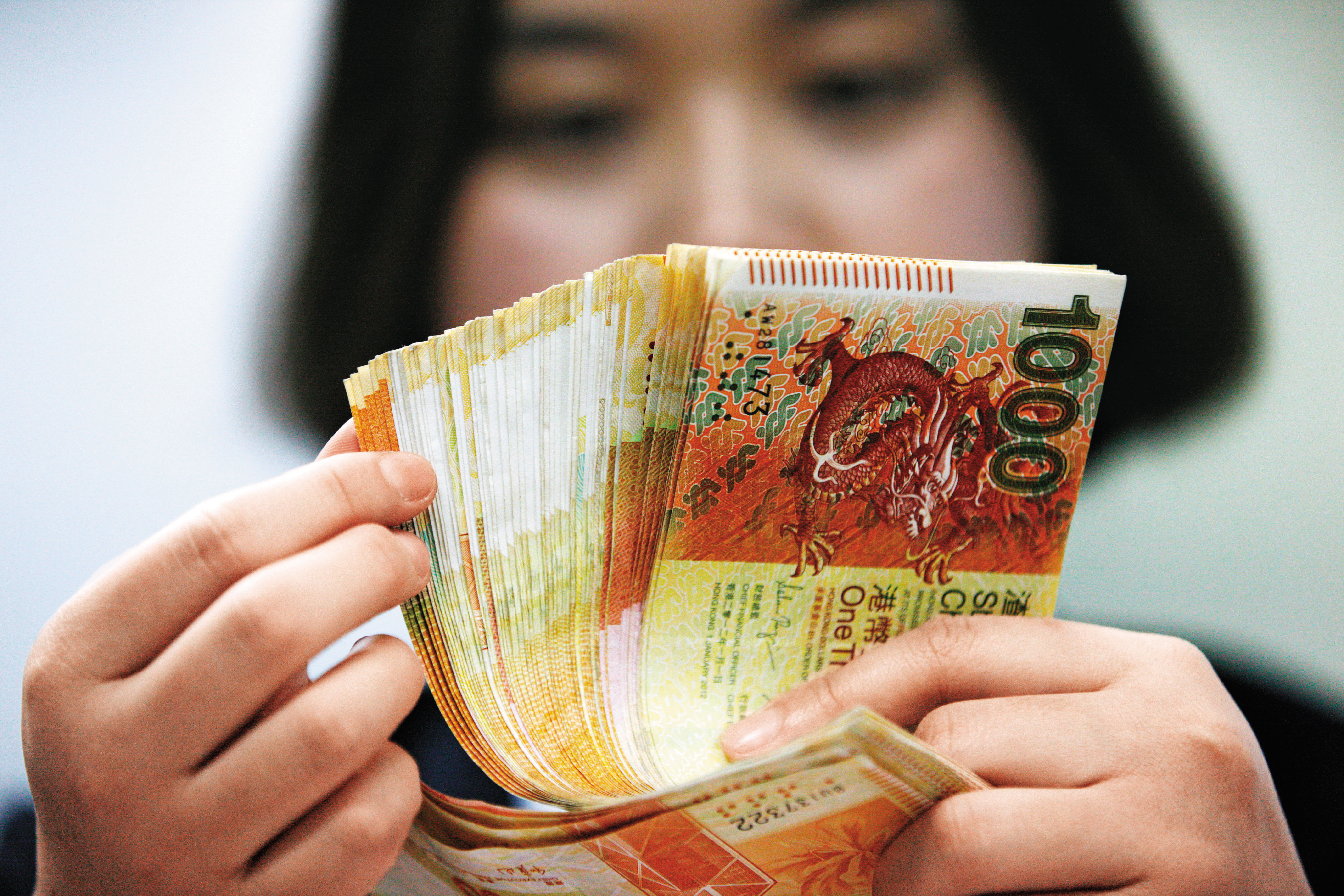 近期香港陷入匯率保衛戰，金管局只得不斷賣出美元、買入港幣。（東方IC）