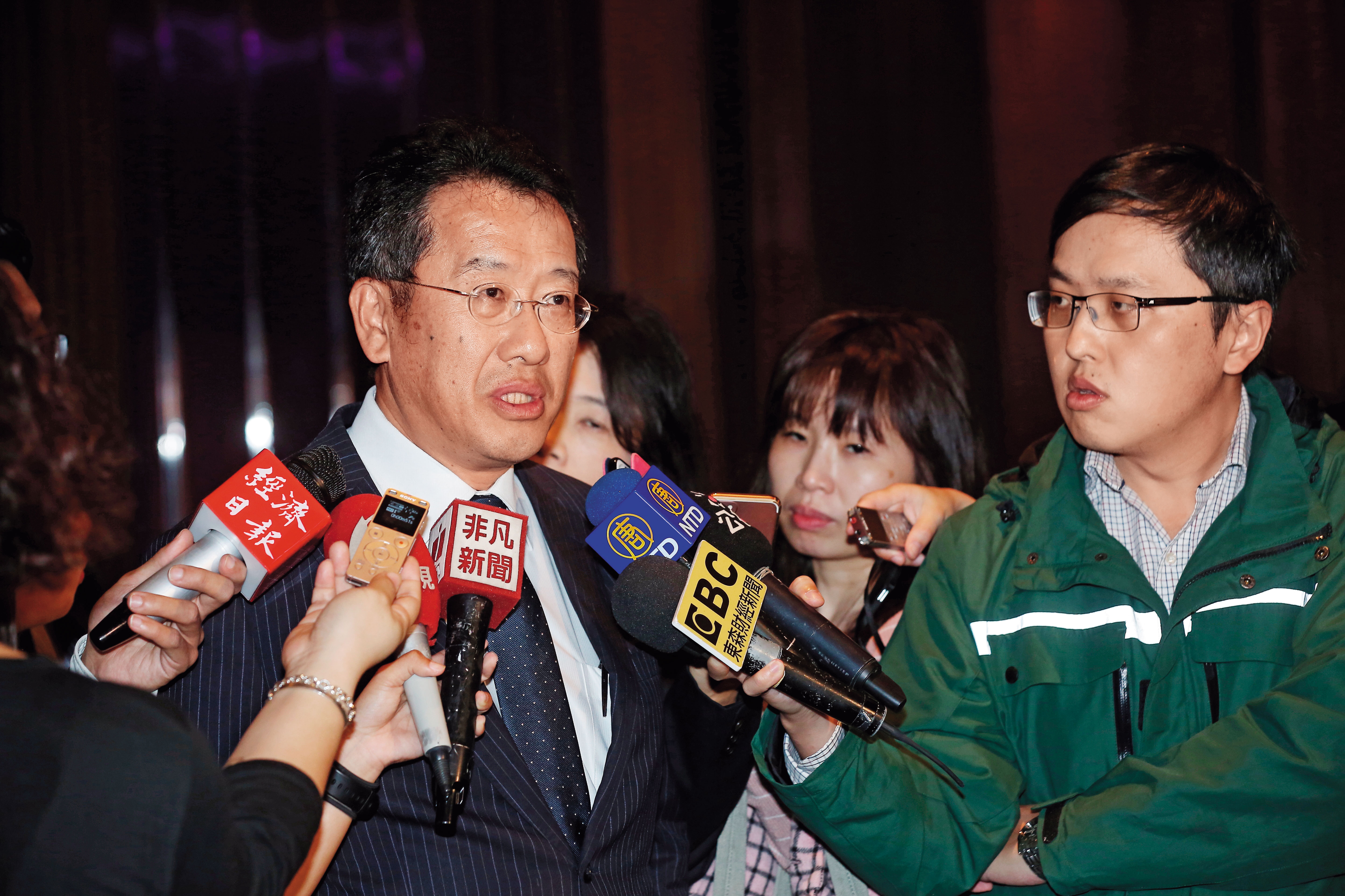 金管會主委顧立雄表示，壽險公司「基於穩健經營，應該少發現金股利，以厚實資本。」