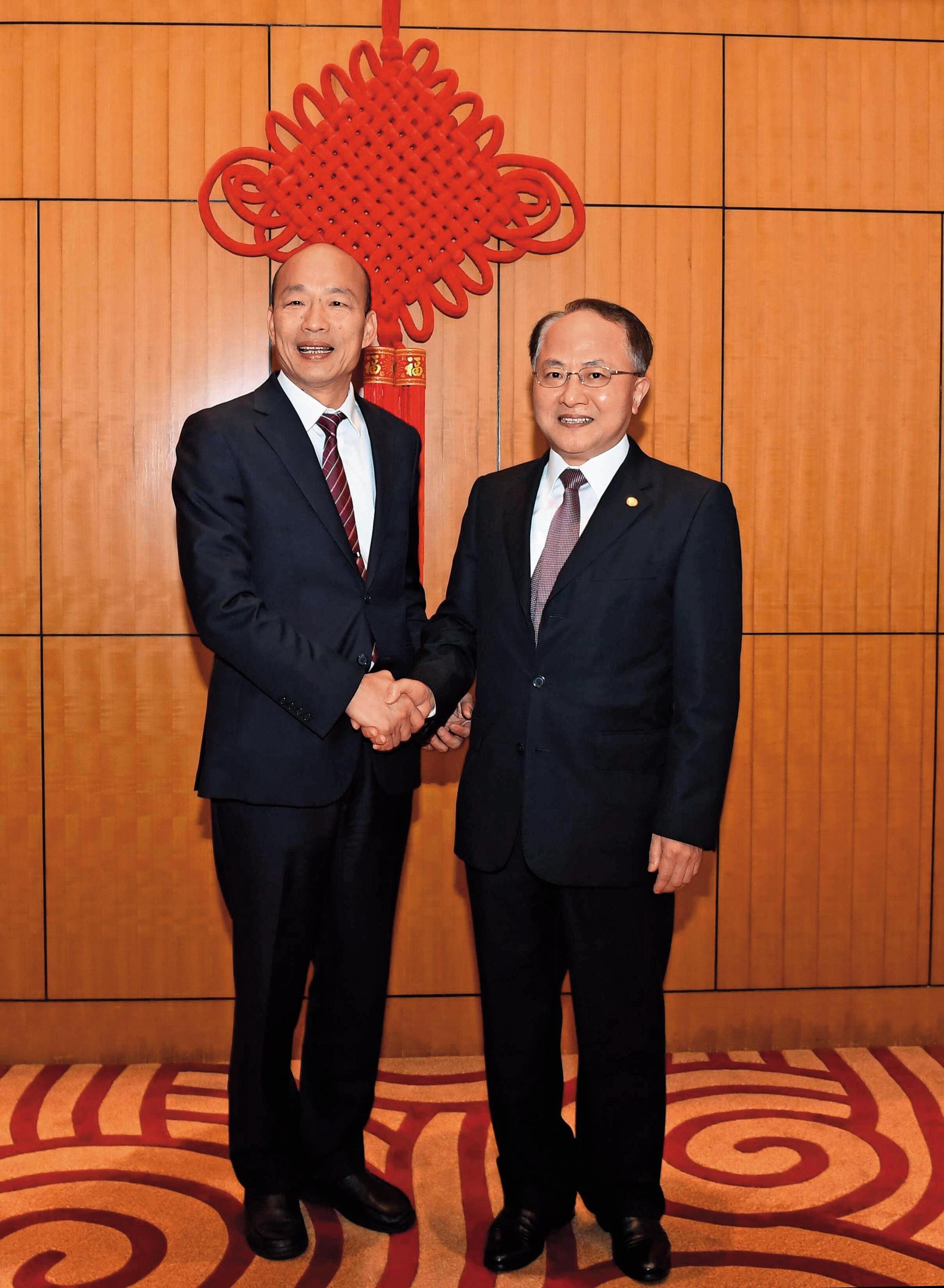 韓國瑜(左)訪問香港時進入中聯辦會見主任王志民(右)引發爭議,蔡英文總統隔海要求陸委會修法管理。(翻攝中聯辦官網)