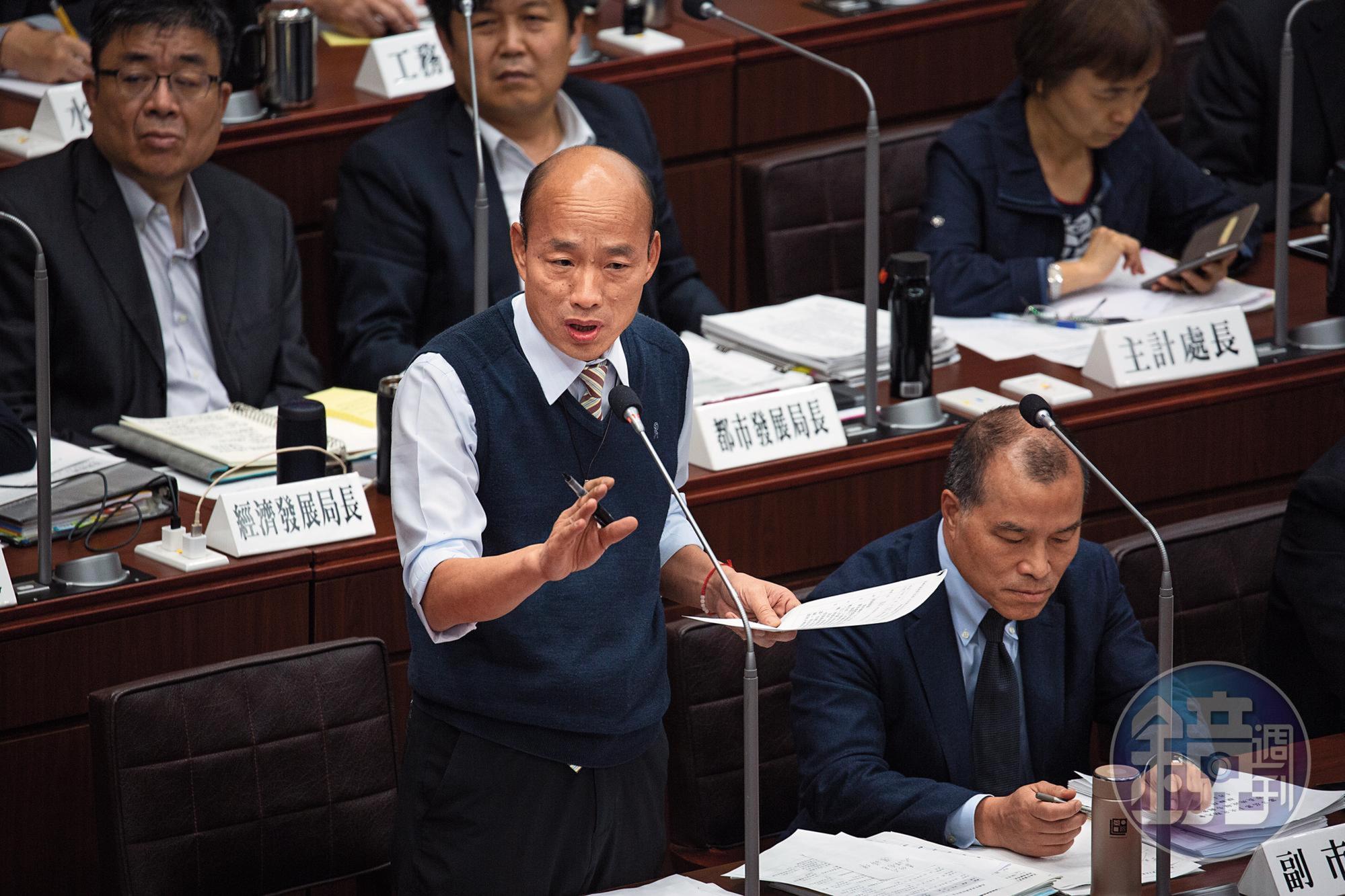 韓國瑜(前左)一日在議會再度宣示參選2020不在考量範圍內。