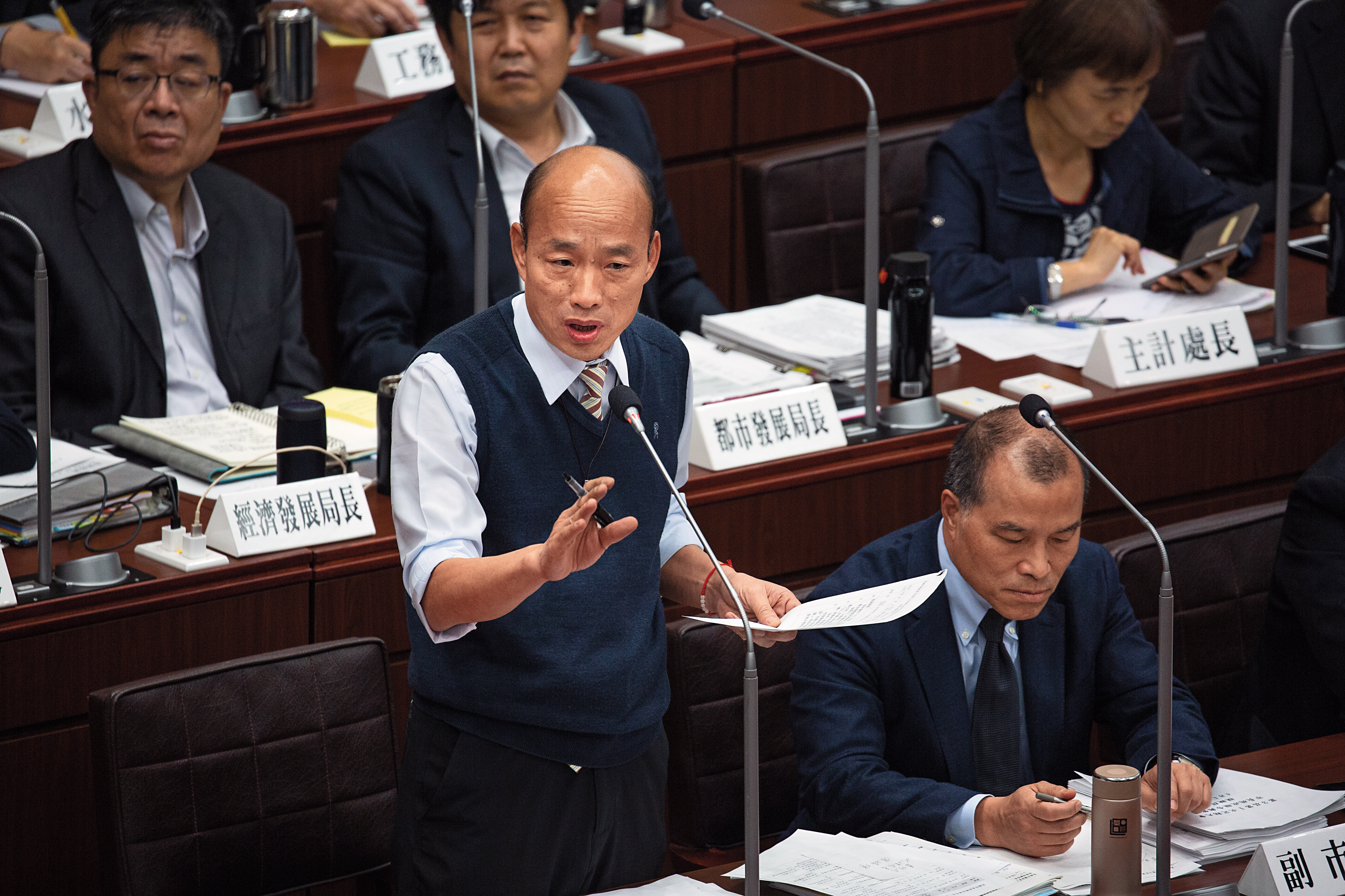 韓國瑜（前左）一日在議會再度宣示參選2020不在考量範圍內。