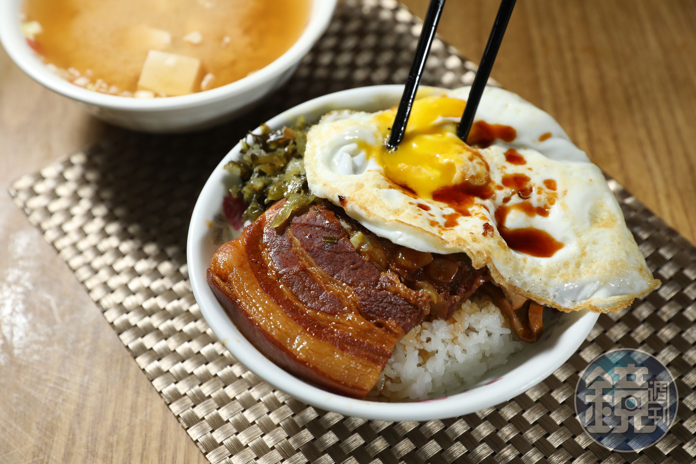吃肥而不膩的銷魂「焢肉飯」（前，45元／小碗），老饕必加點半熟「荷包蛋」（10元／顆），配碗「味噌湯」（後，15元／碗），是很搖滾的宜蘭早餐。