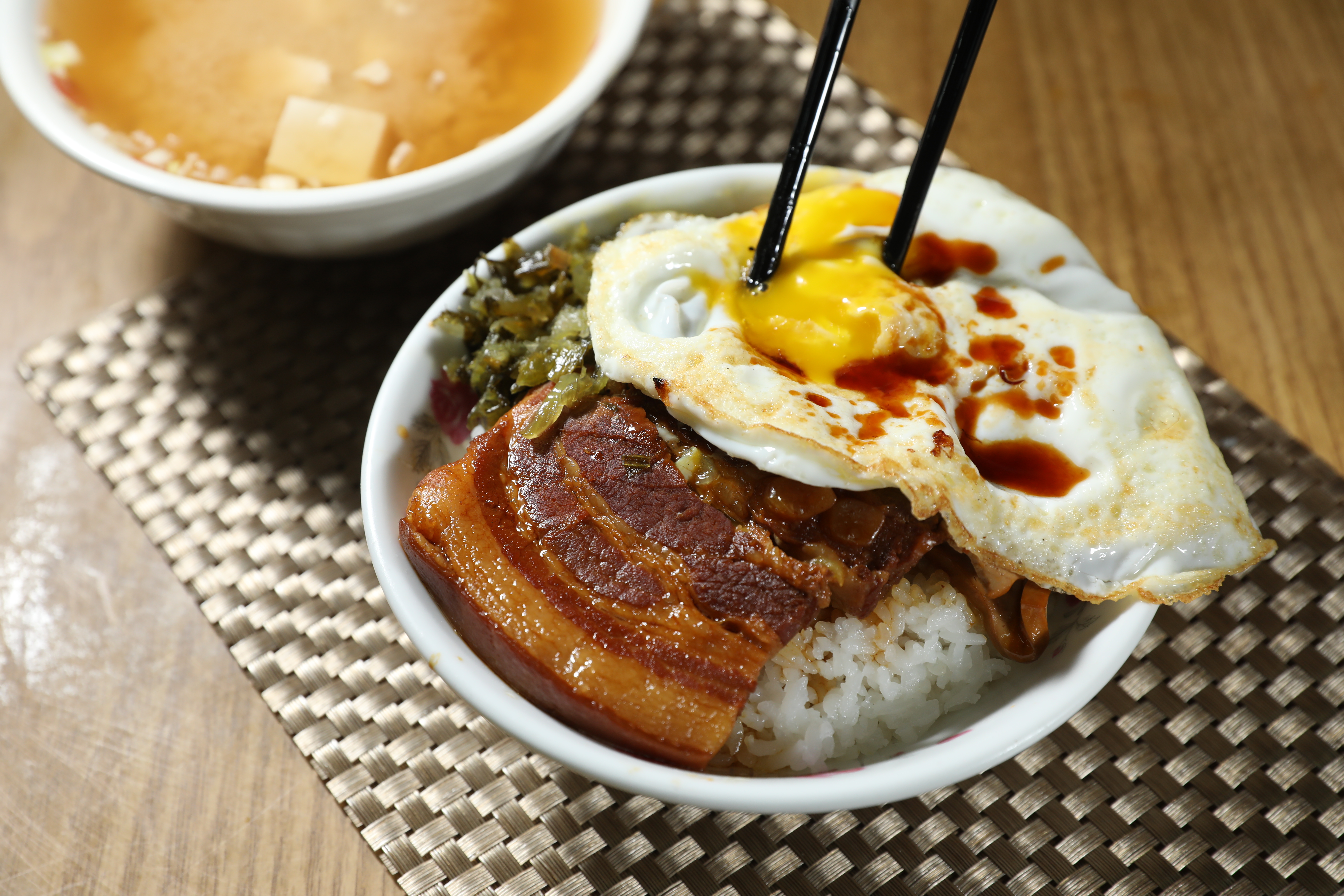 吃肥而不膩的銷魂「焢肉飯」（前，45元／小碗），老饕必加點半熟「荷包蛋」（10元／顆），配碗「味噌湯」（後，15元／碗），是很搖滾的宜蘭早餐。