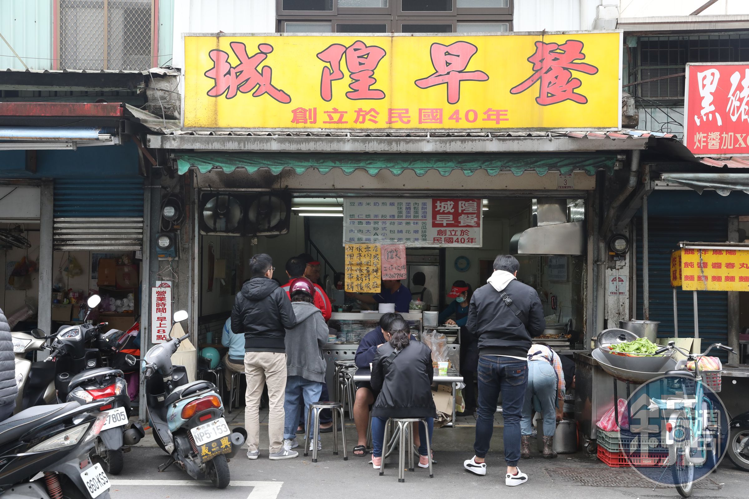 「城隍早餐」一大清早就排隊。