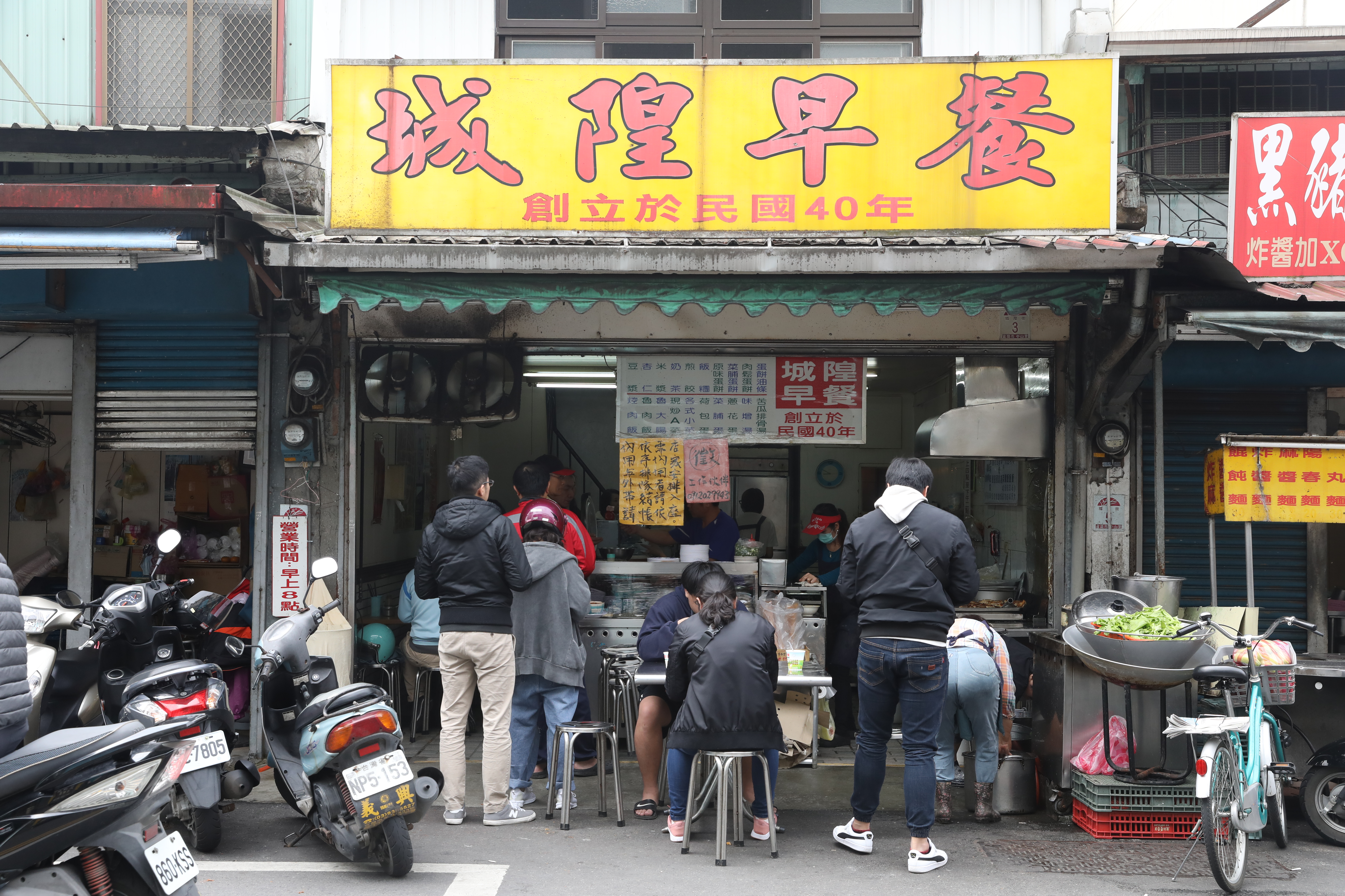 「城隍早餐」一大清早就排隊。