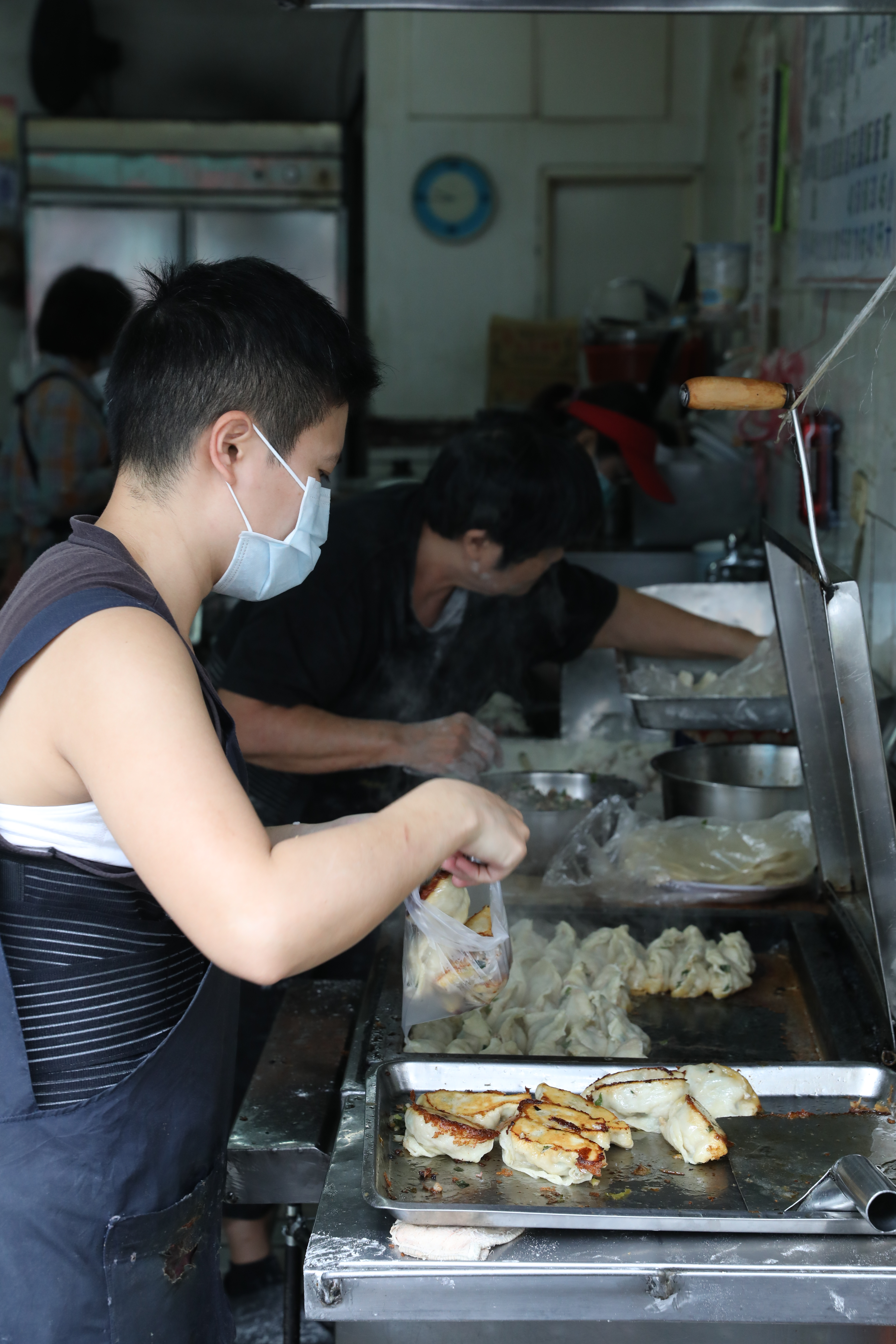 第3代老闆李羽芹對於店裡每一個環節瞭若指掌。