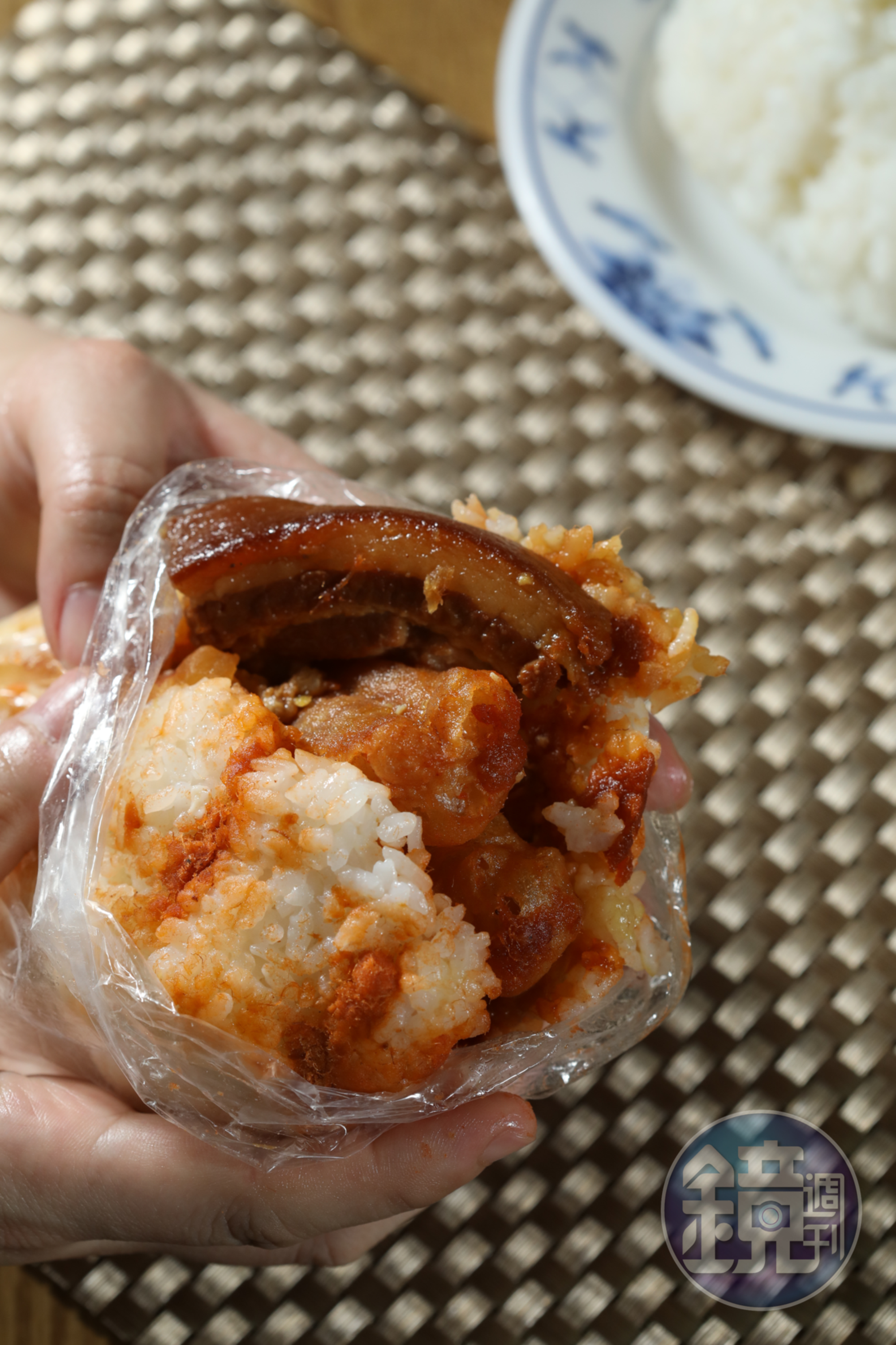 「焢肉飯糰」要2隻手才握得住,超有飽足感。(60元/顆)