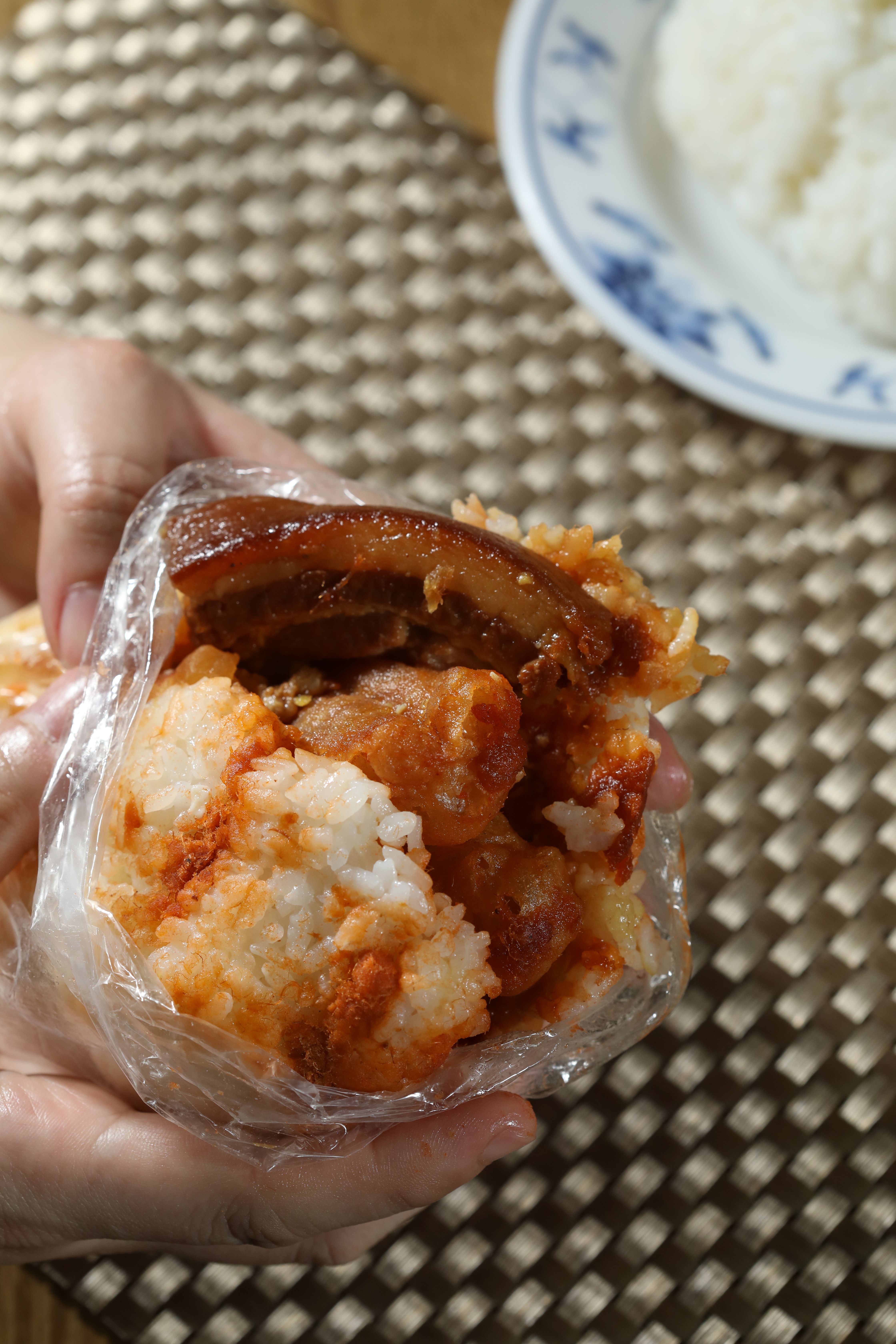 「焢肉飯糰」要2隻手才握得住，超有飽足感。（60元／顆）
