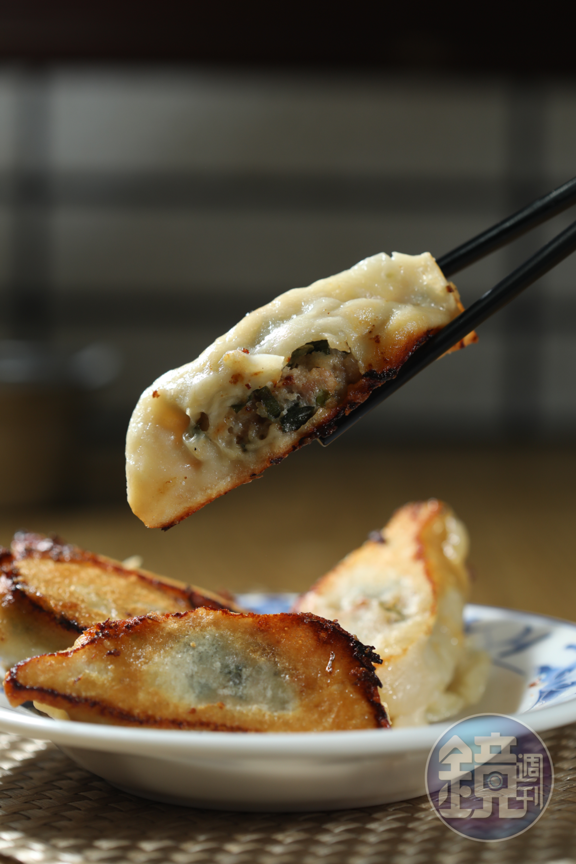 「手工煎餃」個頭大,油香多汁。(8元/顆)
