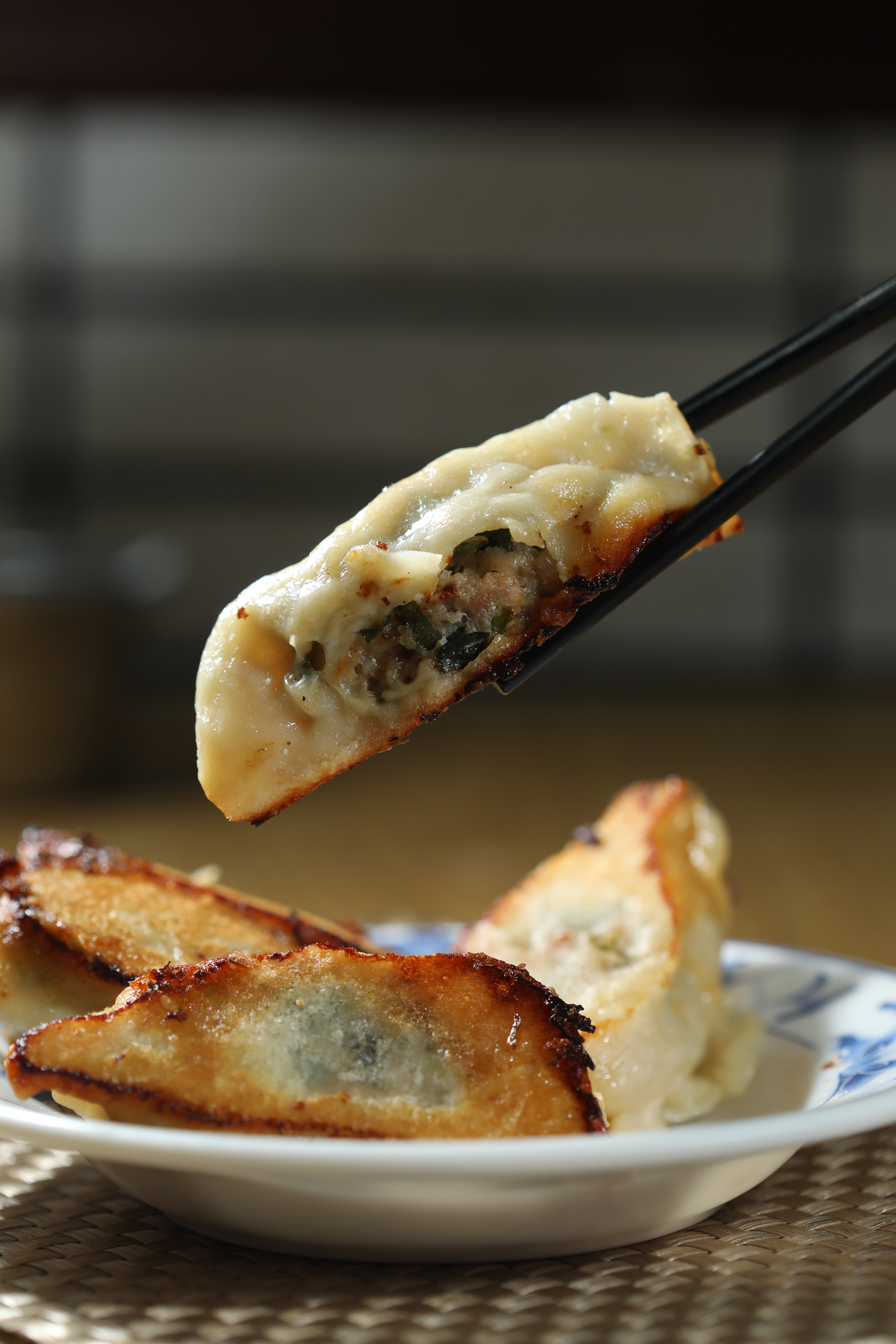 「手工煎餃」個頭大，油香多汁。（8元／顆）