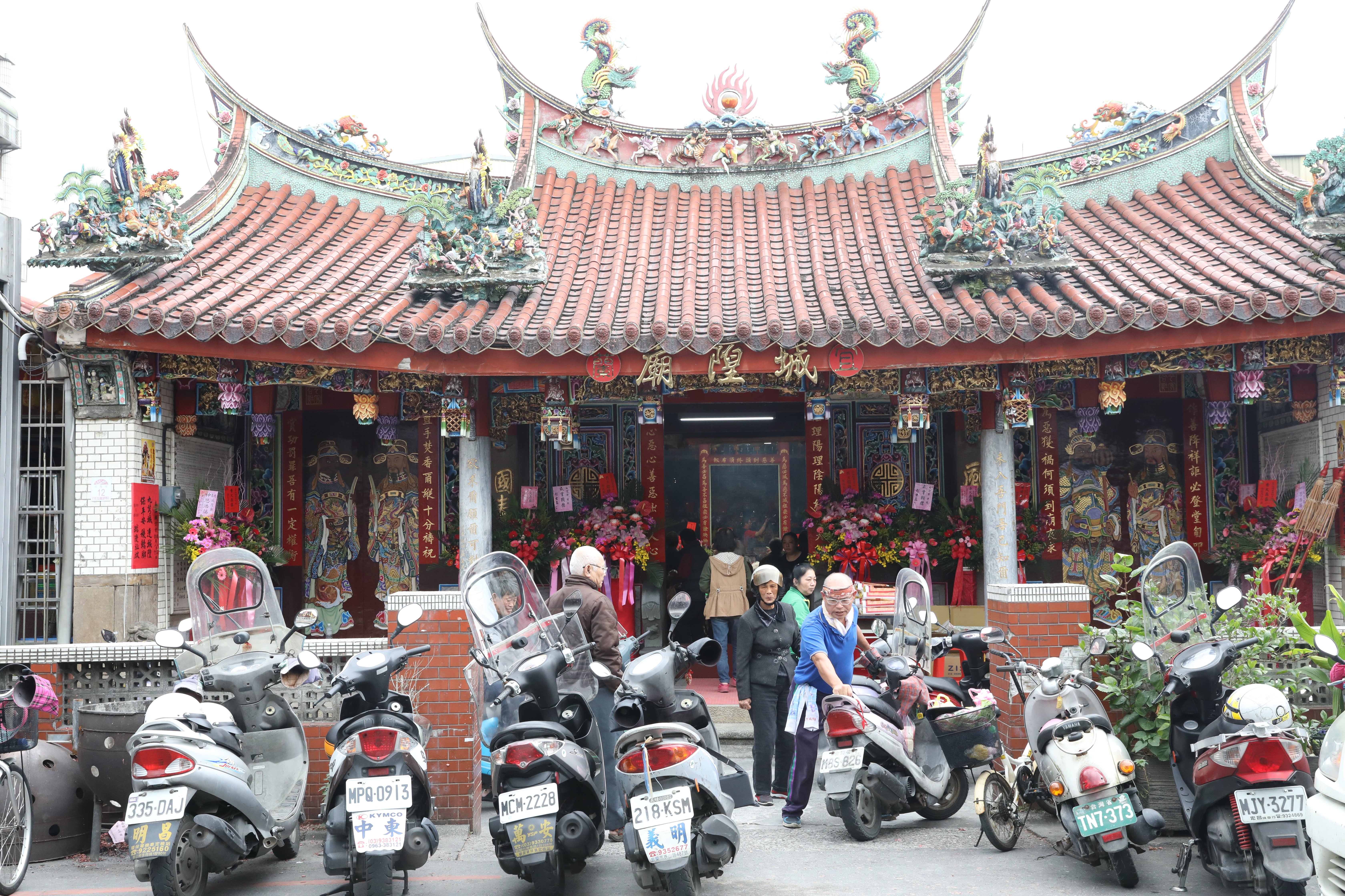 「城隍廟」是當地信仰中心，周邊形成小吃密集區。
