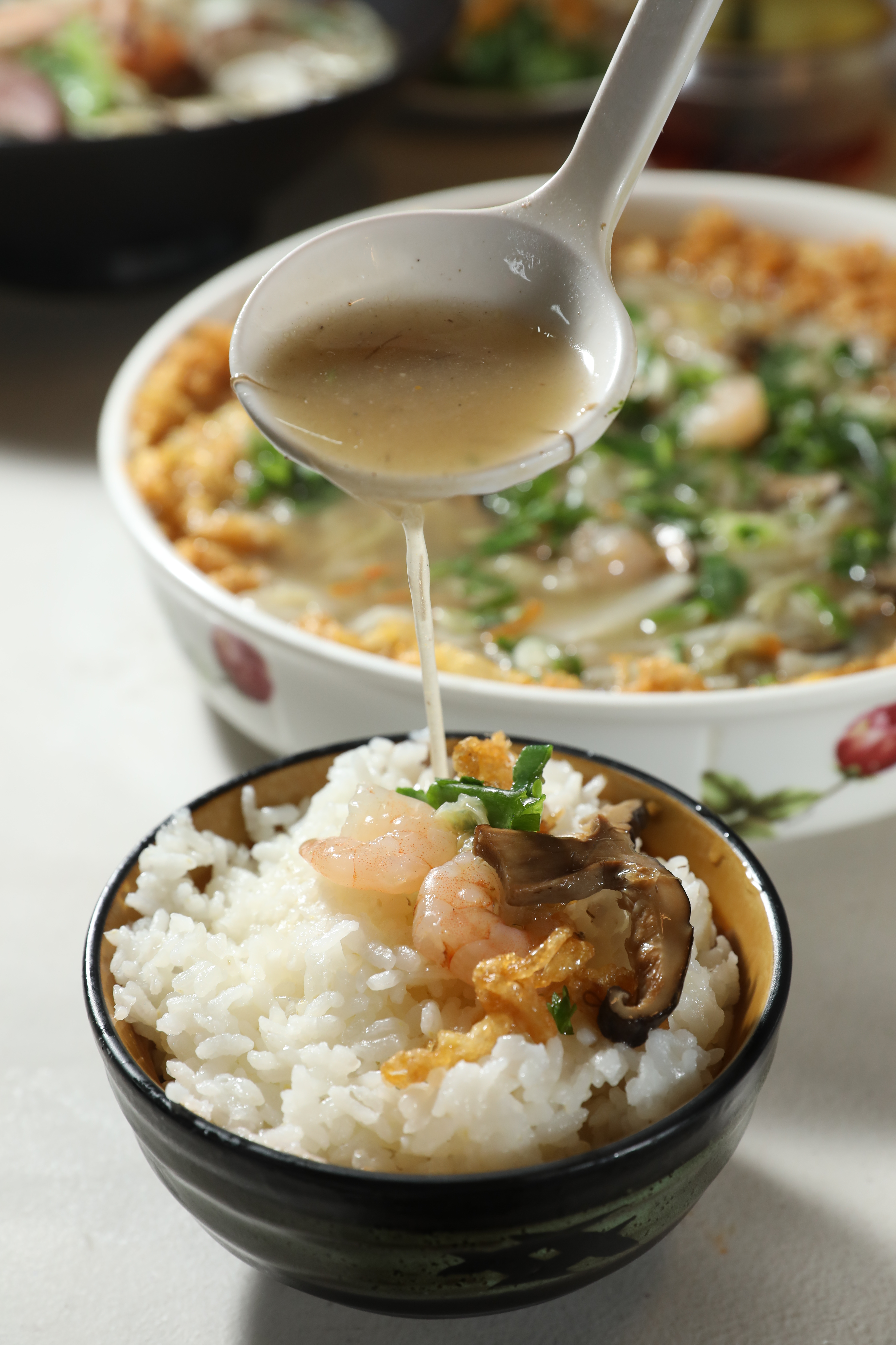 想喝「西魯肉」不必等辦桌，走一趟市場熟食店就有，在地人會點一碗白飯配著吃。