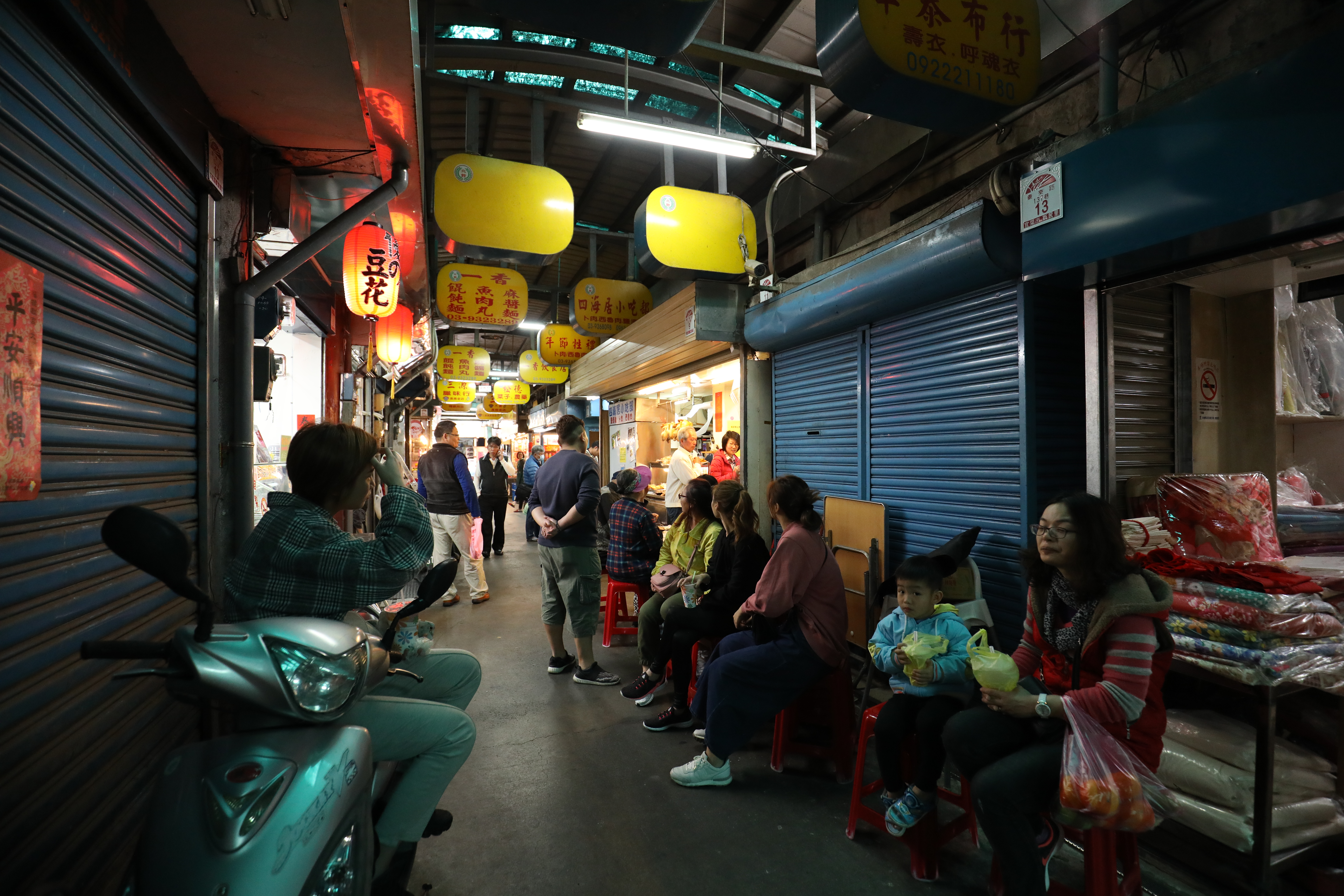 北館市場名店「四海居小吃部」，餐期時段在店外排隊是日常景象。