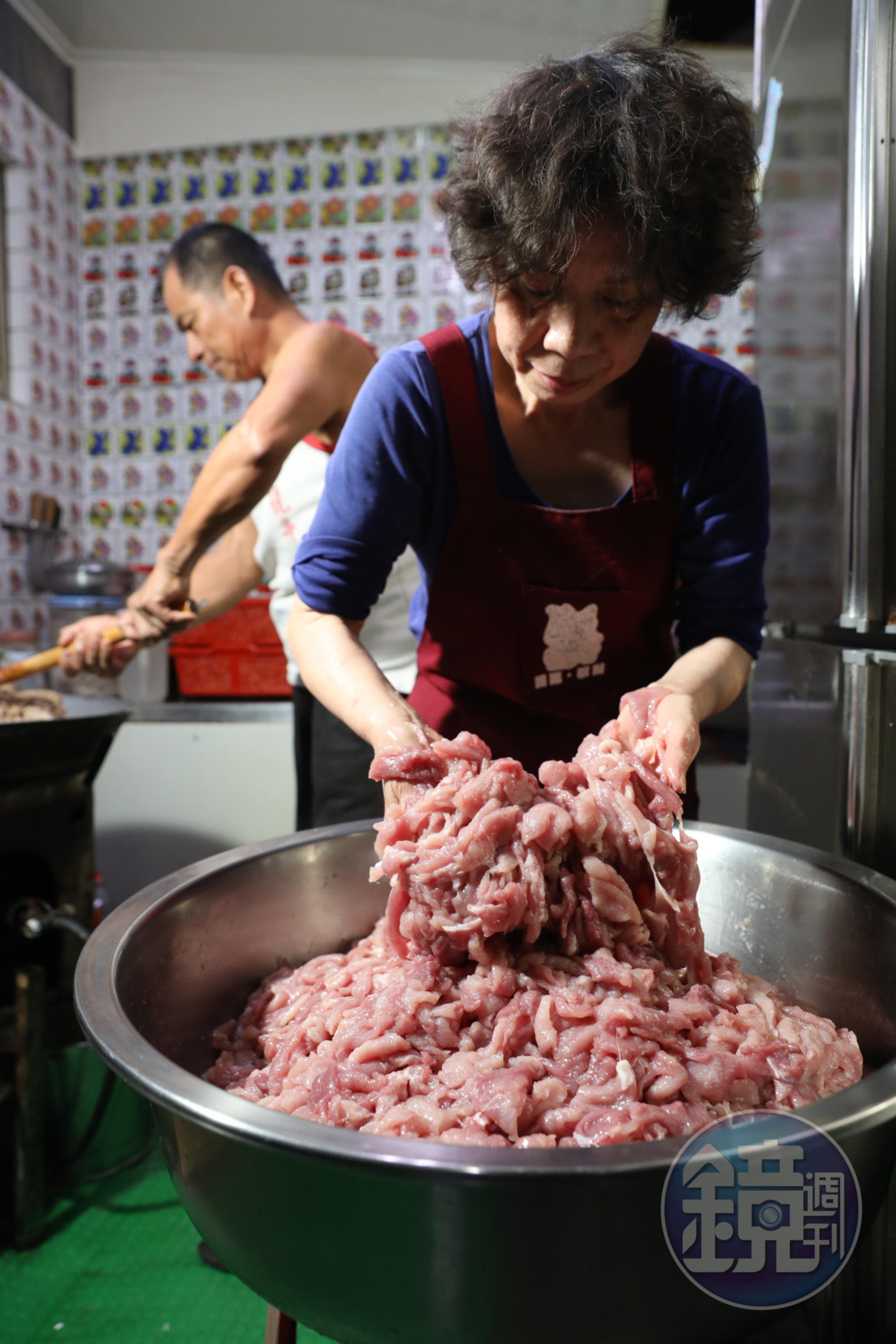 老闆為肉片細心按摩。