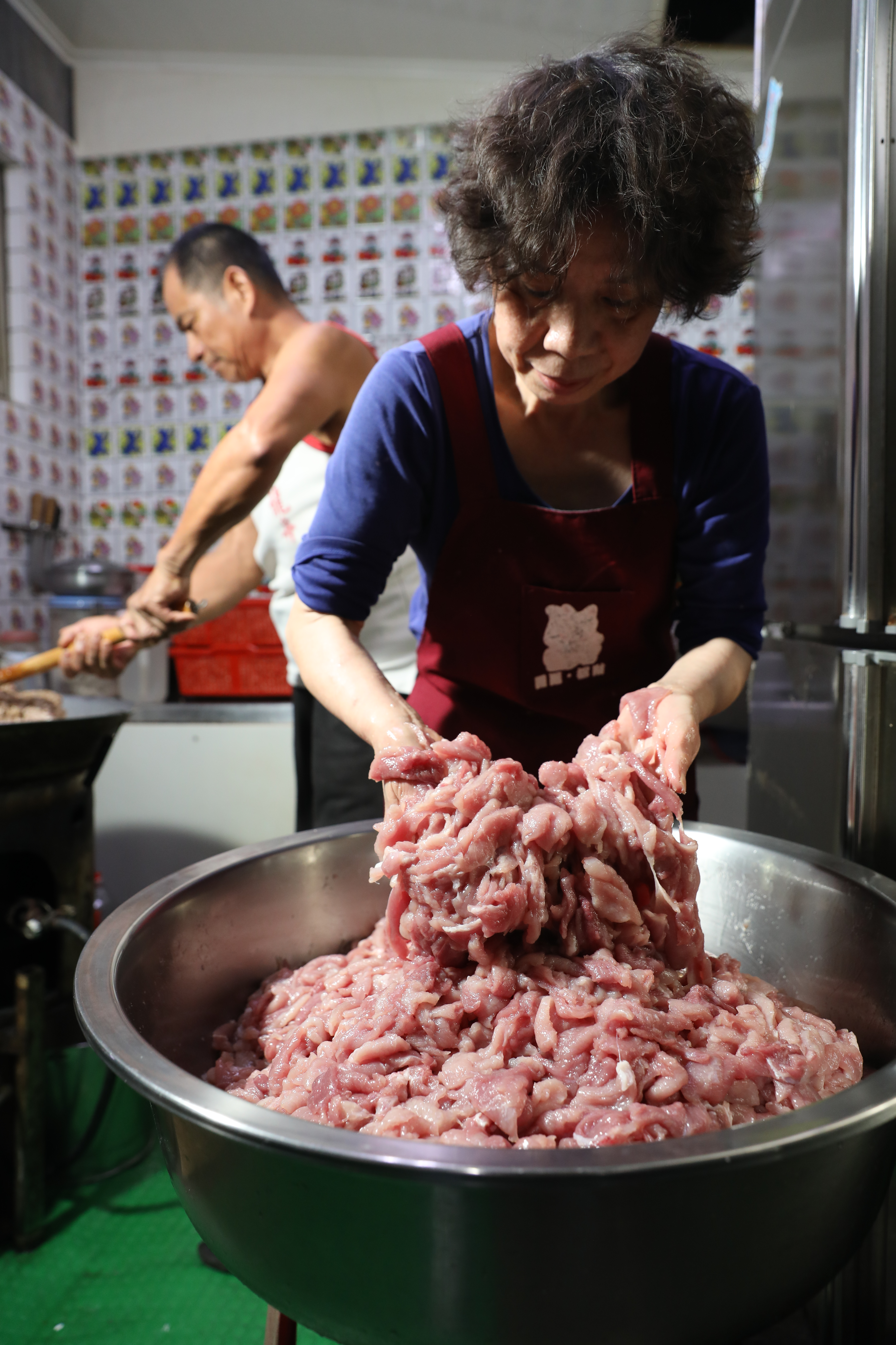 老闆為肉片細心按摩。