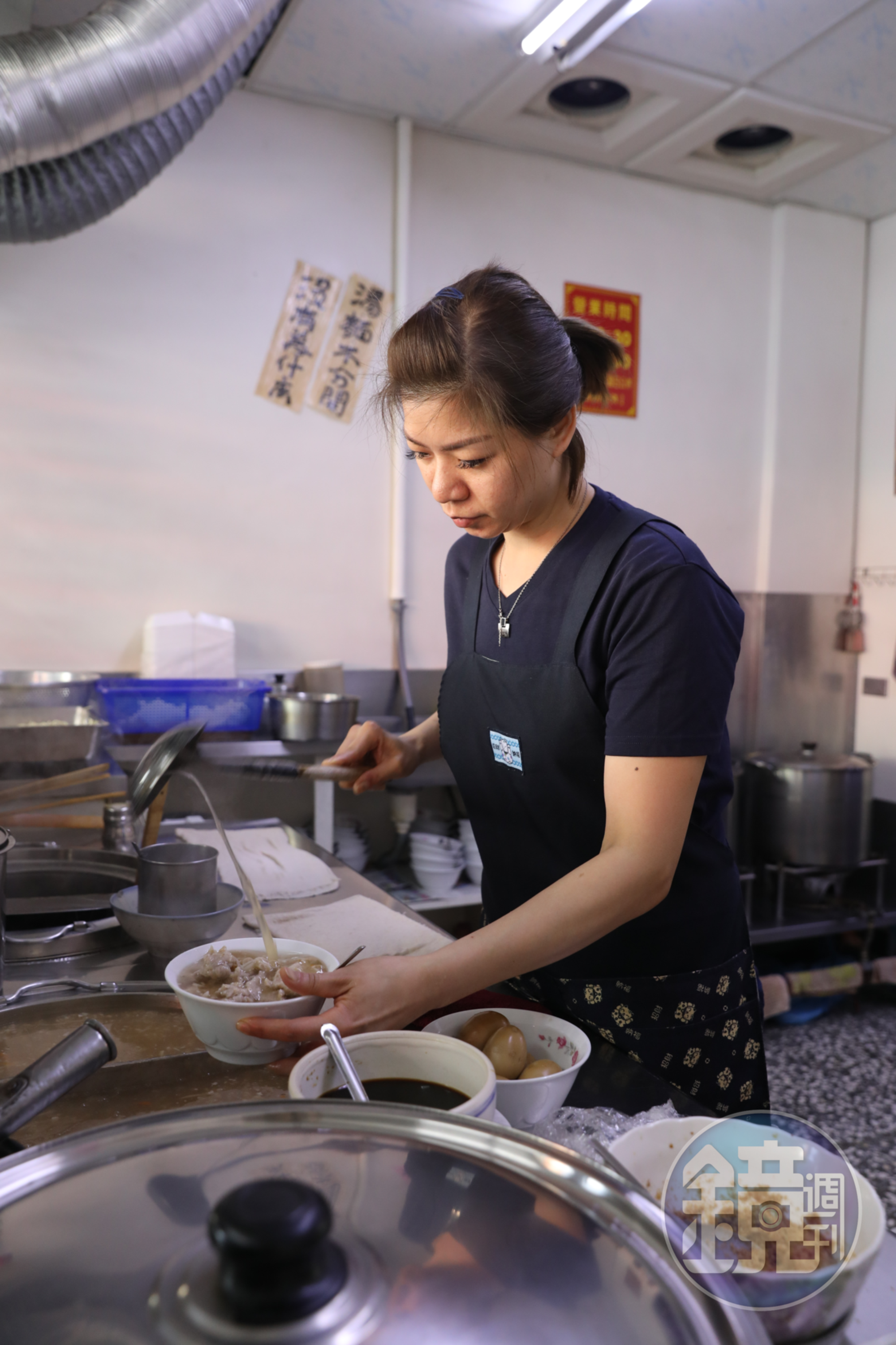 老闆羅依萍手勢俐落，舀湯、放肉速度飛快。