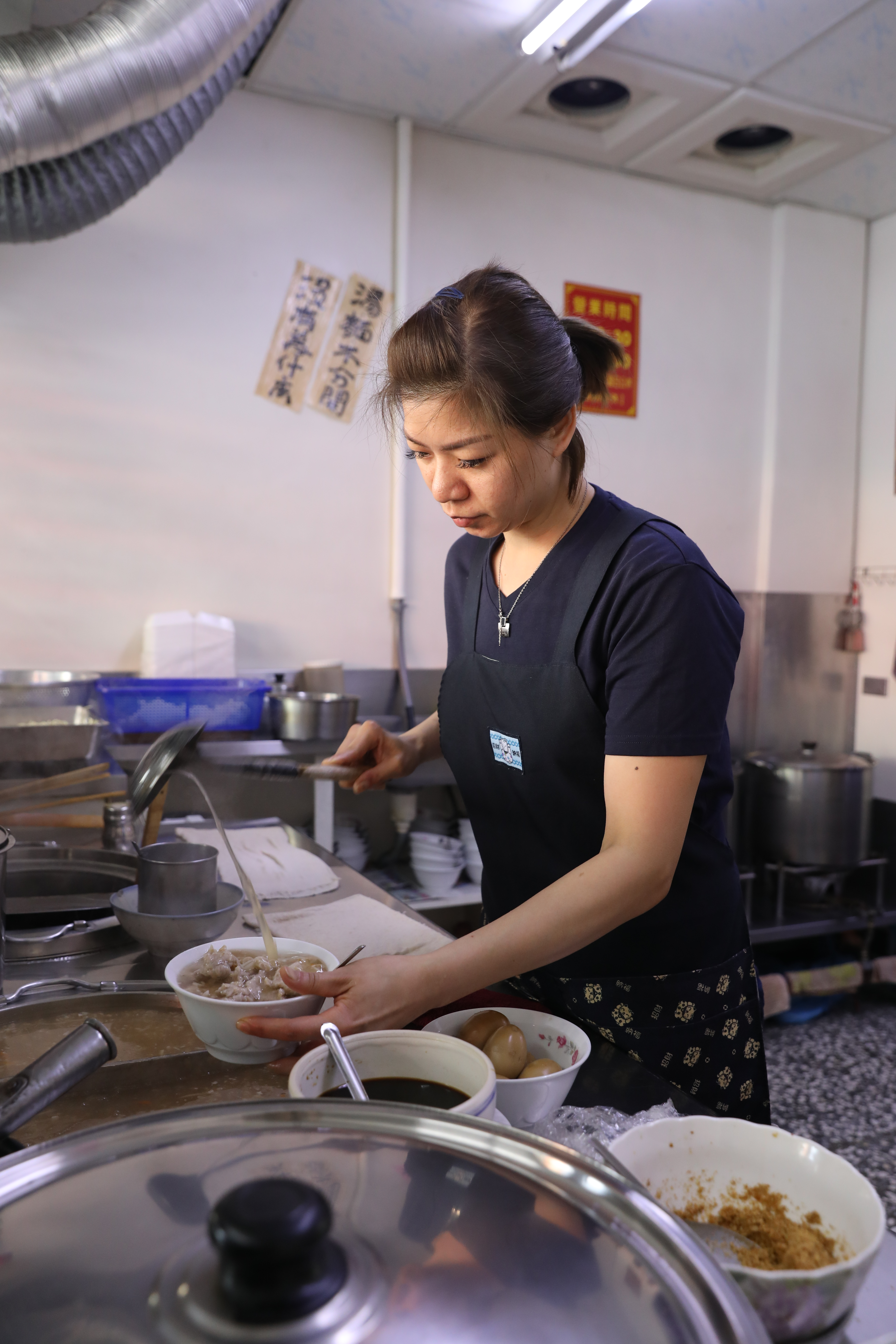 老闆羅依萍手勢俐落，舀湯、放肉速度飛快。