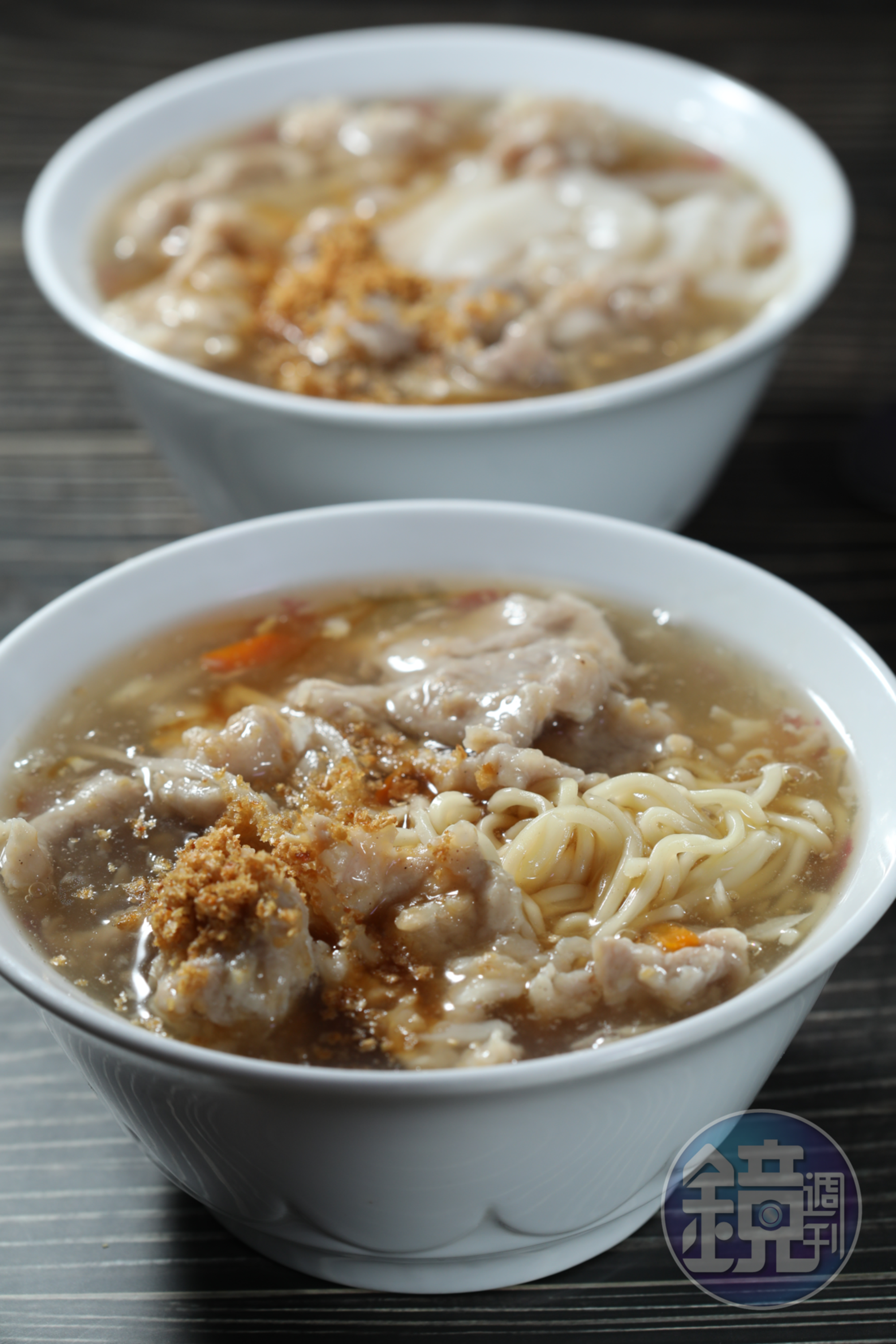 喜歡吃飽一點可點「肉羹麵」（前）或「肉羹粿仔」（後），粿仔是從宜蘭用計程車直送入店。（皆55元／碗）