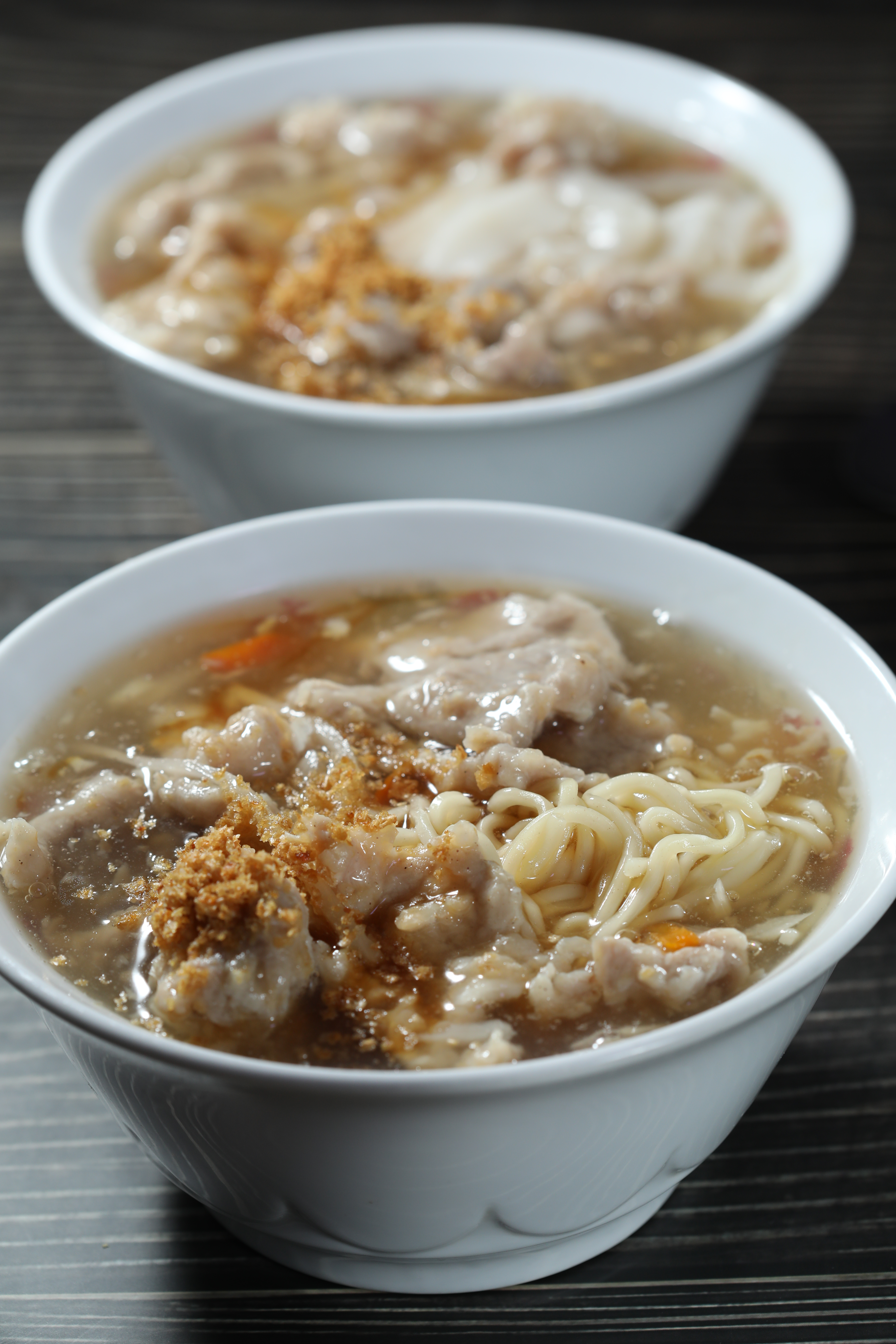 喜歡吃飽一點可點「肉羹麵」（前）或「肉羹粿仔」（後），粿仔是從宜蘭用計程車直送入店。（皆55元／碗）