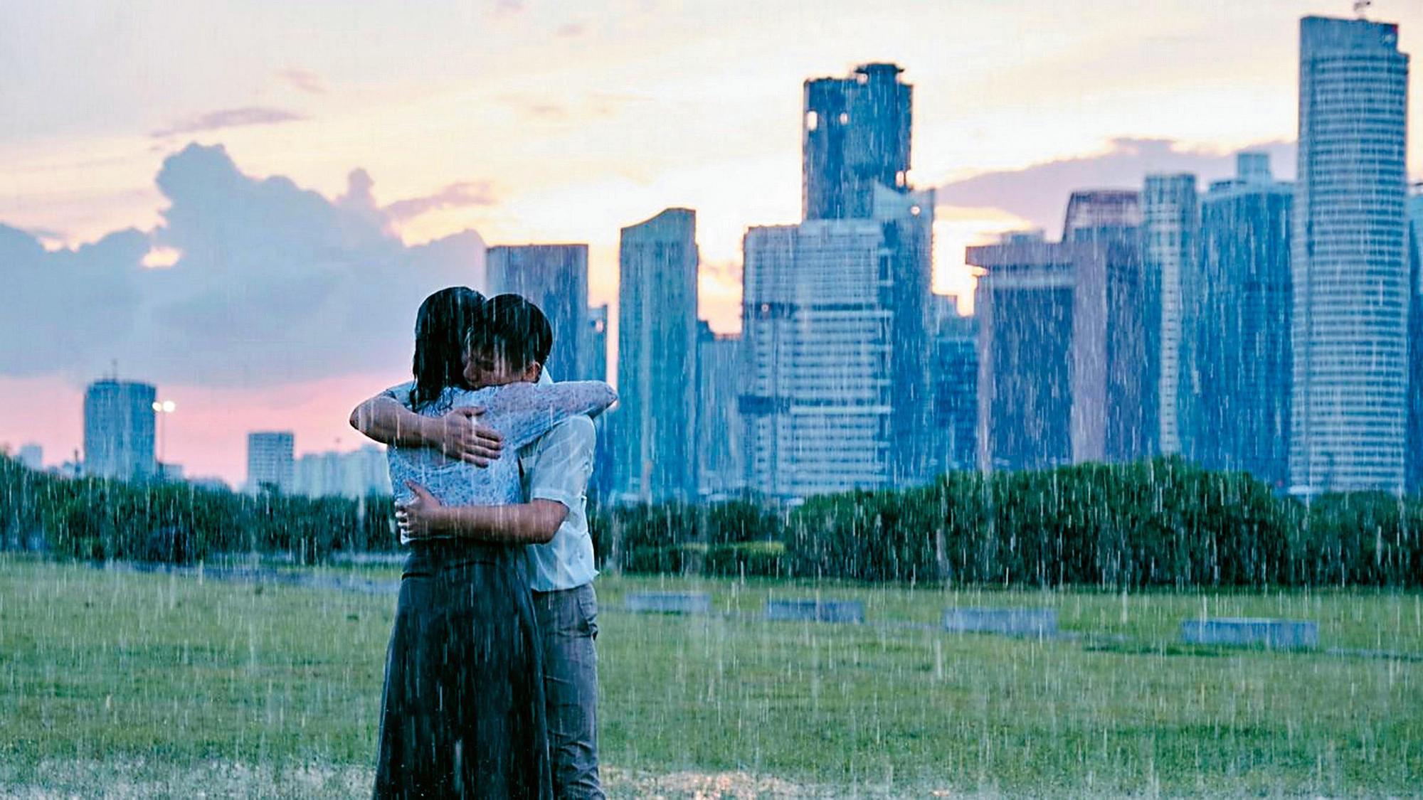 金馬新導演得主陳哲藝新片《熱帶雨》再度與老班底楊雁雁合作，描述一位家庭、事業均面臨挑戰的女教師與中學男生產生微妙情愫的故事。（翻攝自international.memento-films.com）