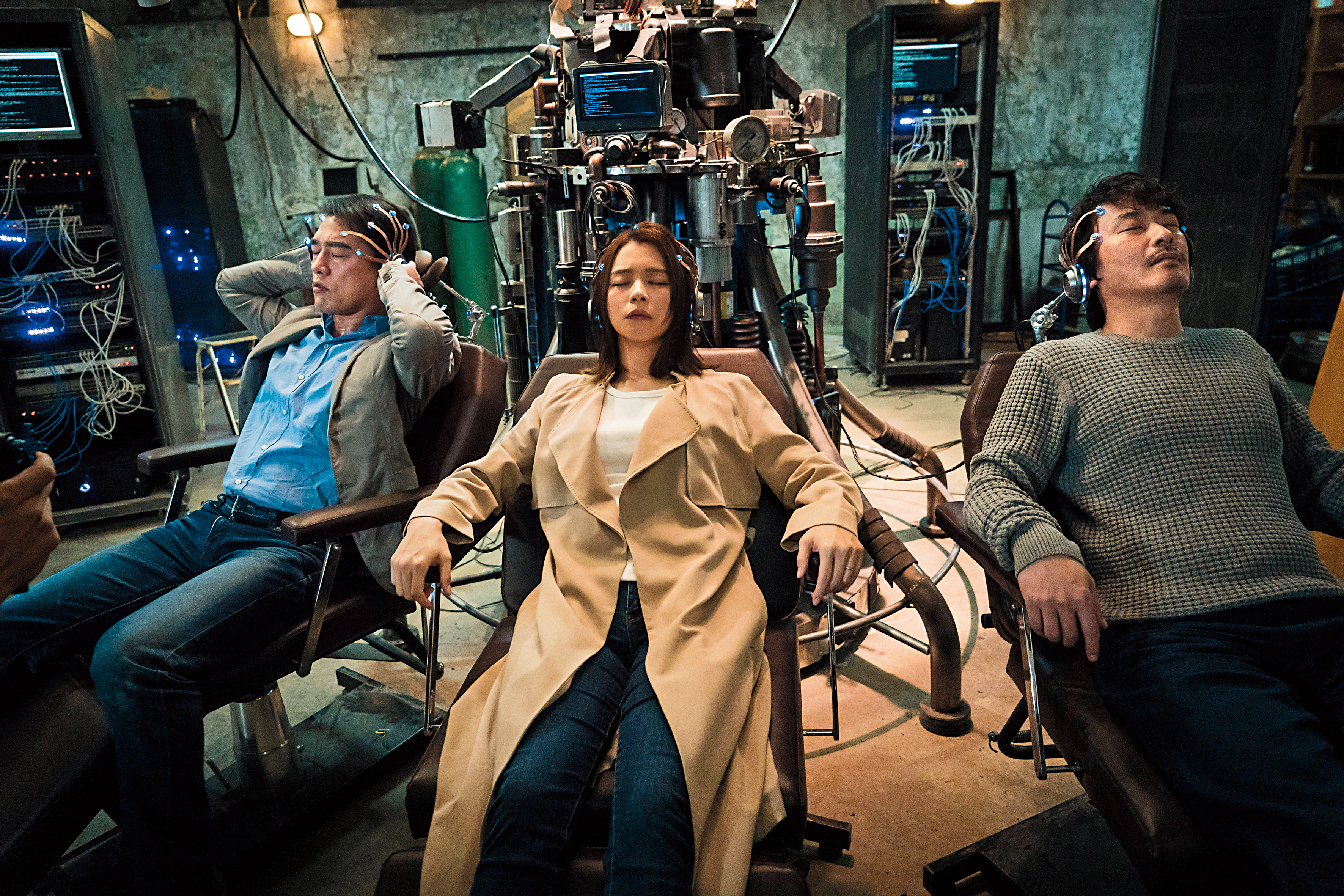 王識賢(右起)、徐若瑄、王耀慶主演HBO Asia首度自製科幻劇《獵夢特工》,該劇耗資上億元在台拍攝,是該台今年的重頭大戲。(HBO Asia提供)