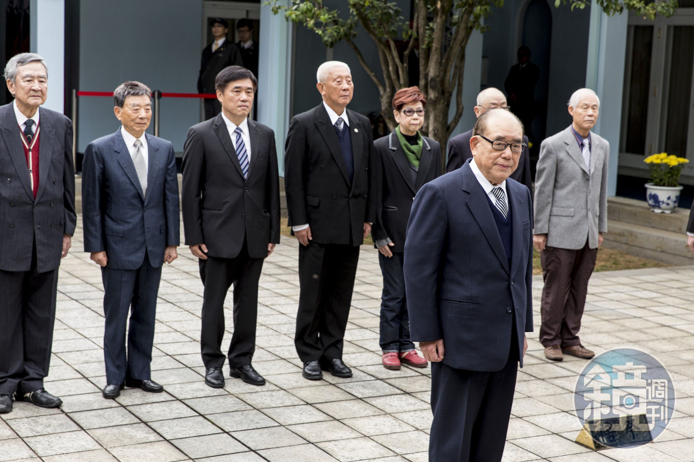 前行政院長郝柏村（前者）一早傳出身體不適緊急送醫，郝辦發言人游淑慧表示，目前已無大礙。