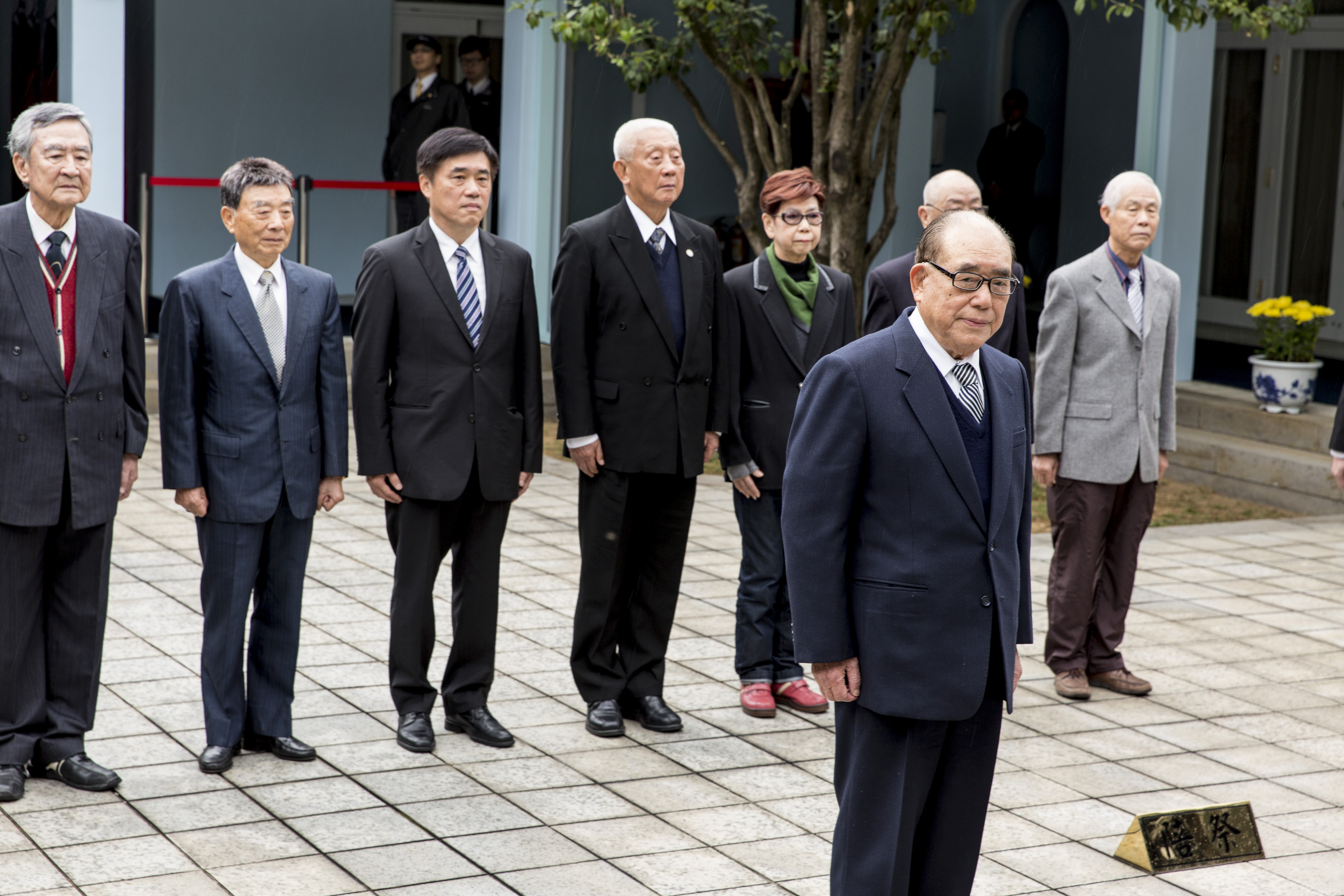 前行政院長郝柏村（前者）一早傳出身體不適緊急送醫，郝辦發言人游淑慧表示，目前已無大礙。