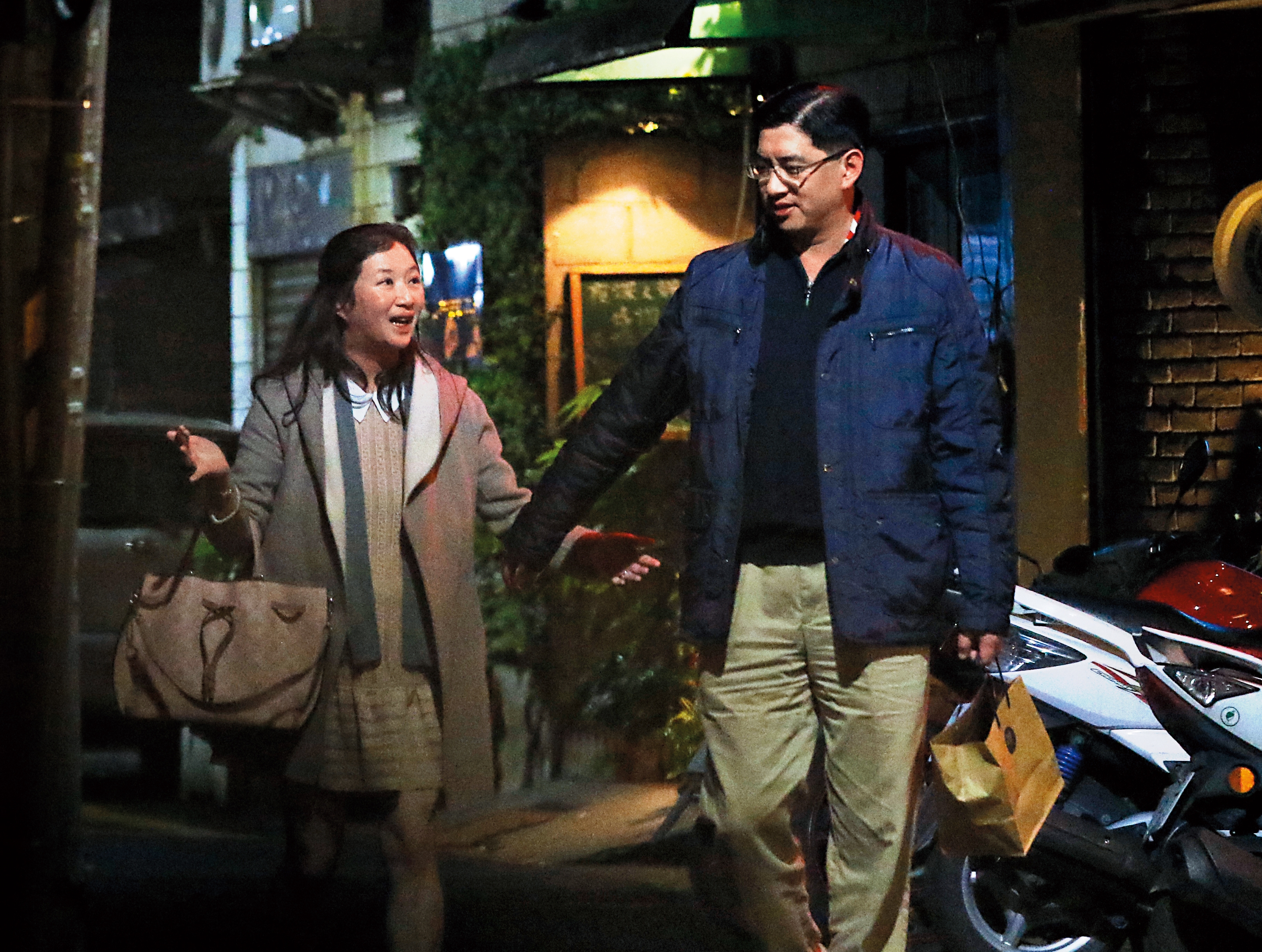 3/17 01：20 隨後白太太立刻跟上先生腳步，白育名回頭牽起老婆，感情非常好。