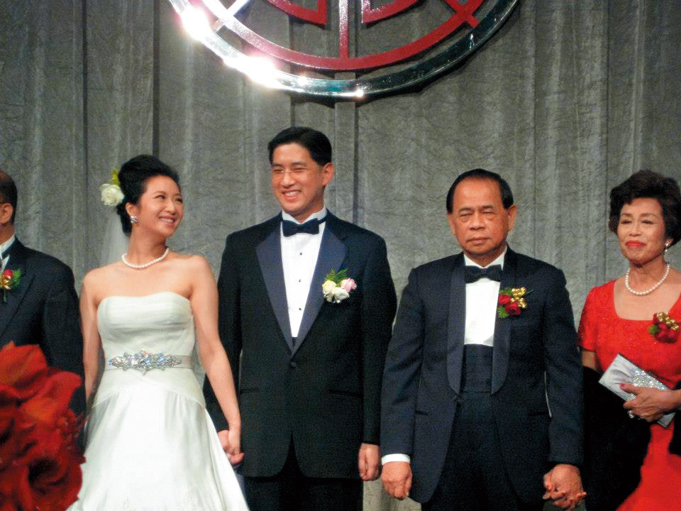 7年前白育名（左二）在台北W飯店舉辦婚宴，妻子為香港商人之女。（翻攝自白學諺臉書）