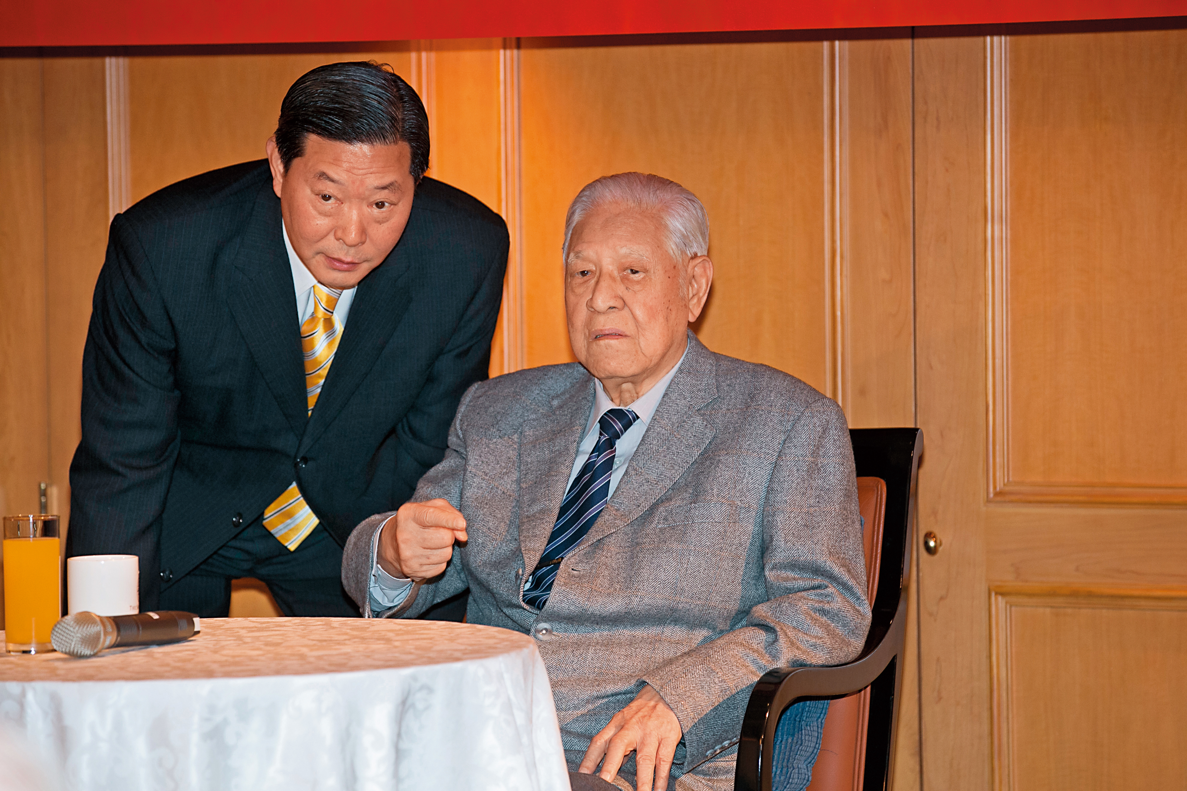 王燕軍（左）擔任李登輝基金會祕書長，政商關係良好。