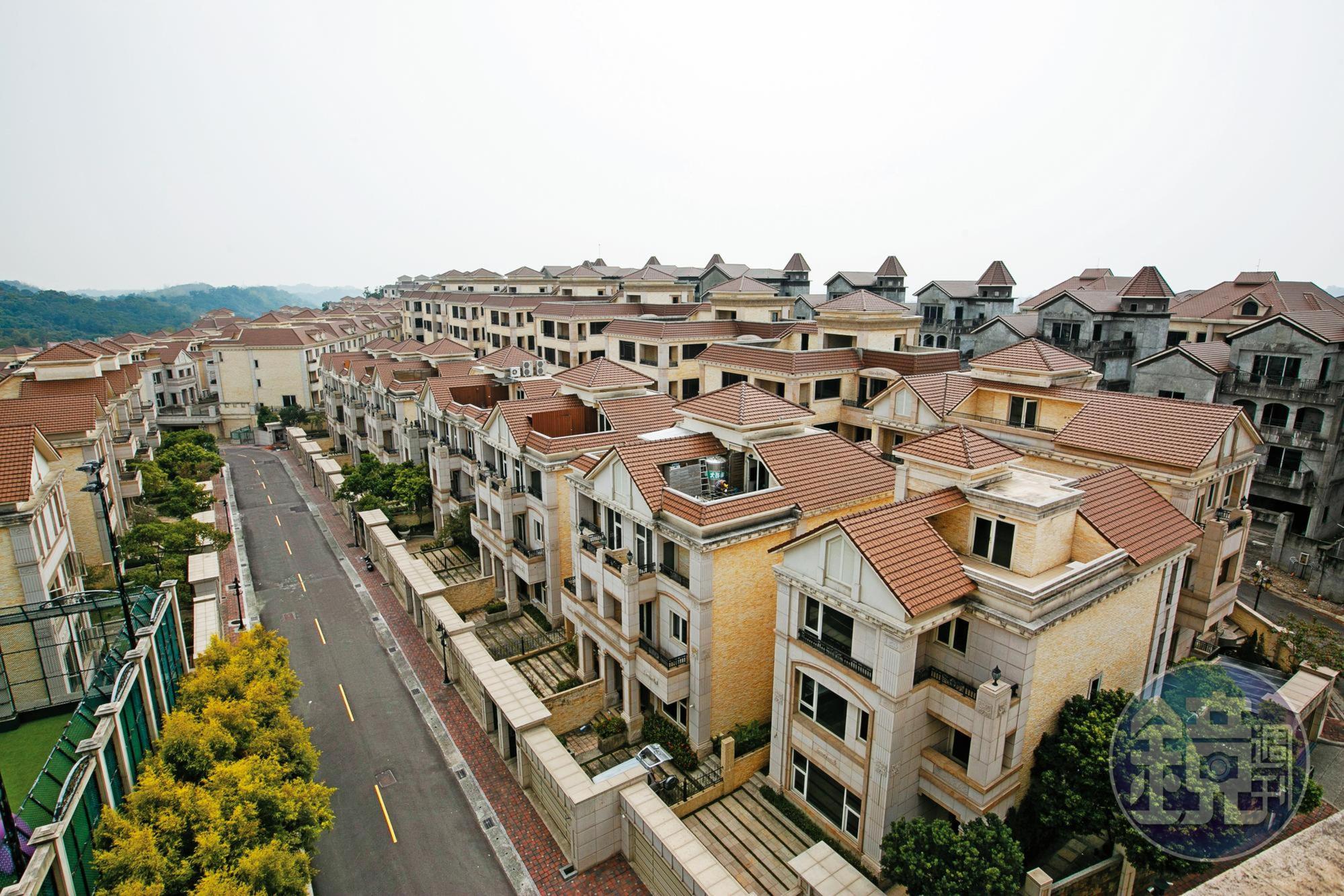 總銷金額達130億元的義大別墅特區,遭住戶集體控訴建商惡搞。