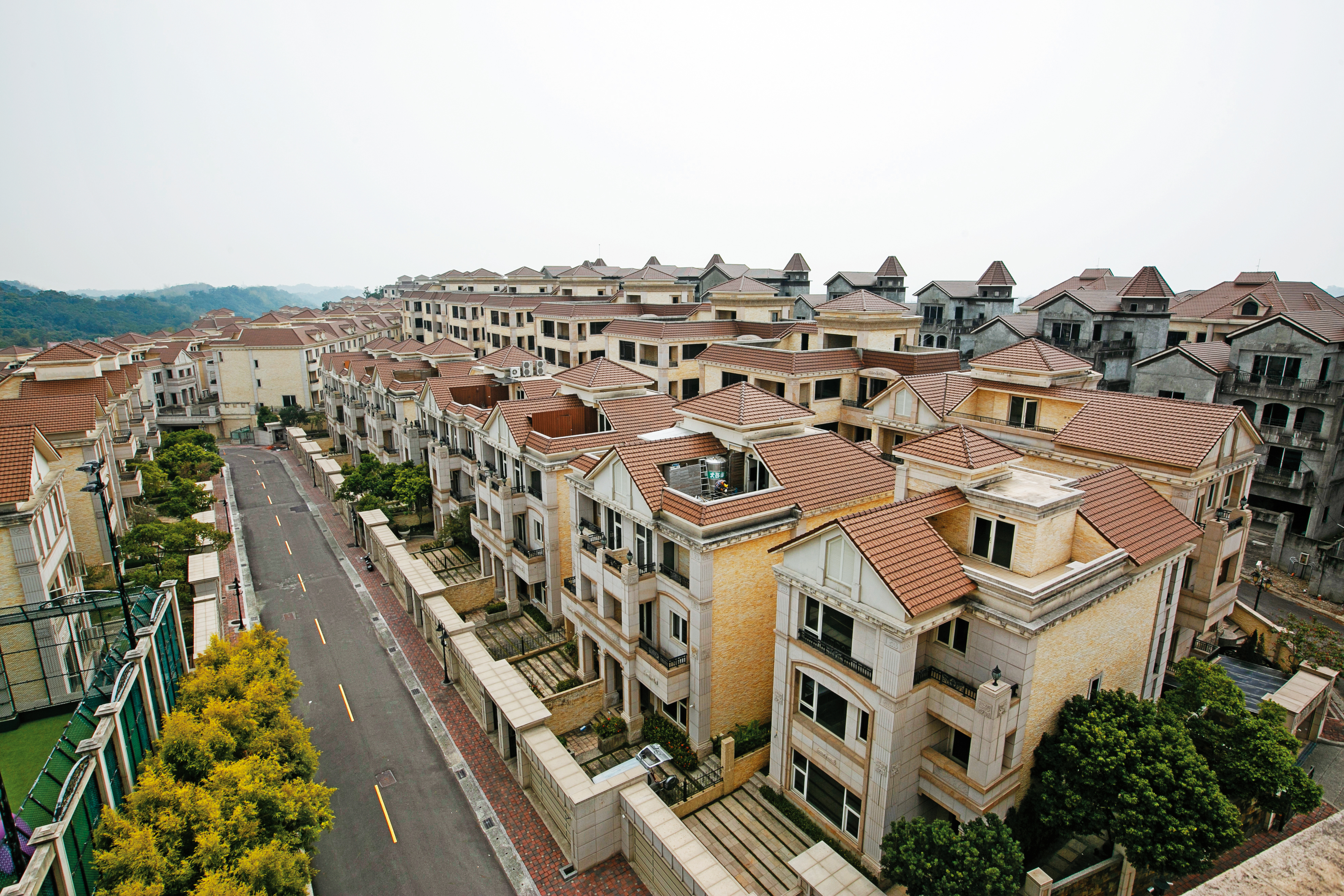 總銷金額達130億元的義大別墅特區，遭住戶集體控訴建商惡搞。