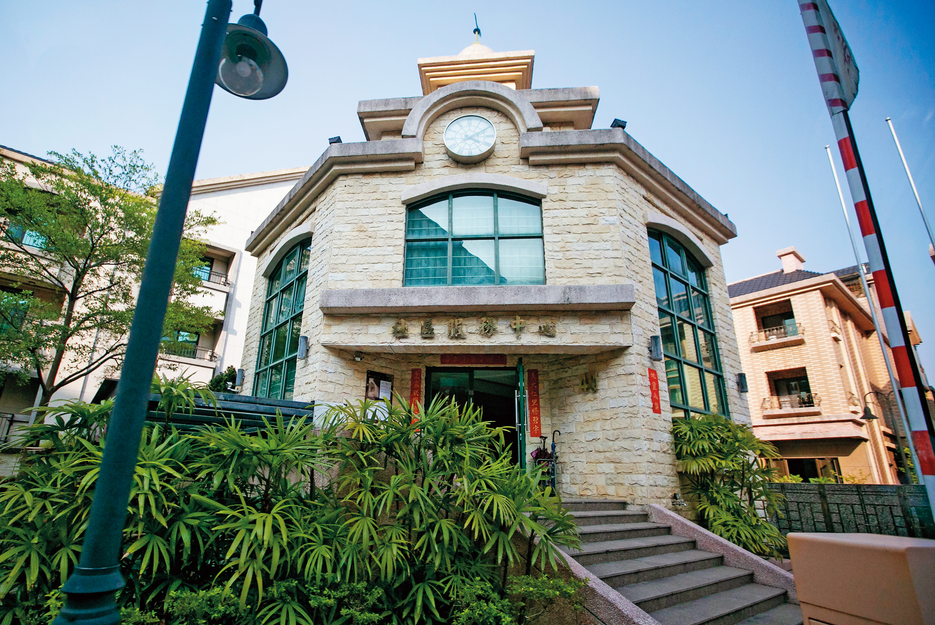 建商設置的住戶服務中心,被住戶批評公器私用,毫無作為。