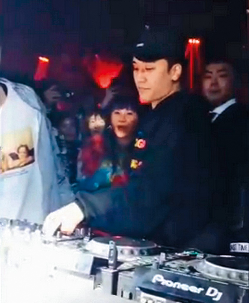 勝利進行DJ表演，于太在他身後的最佳觀賞位置。（翻攝自jenniferz_zgri IG）