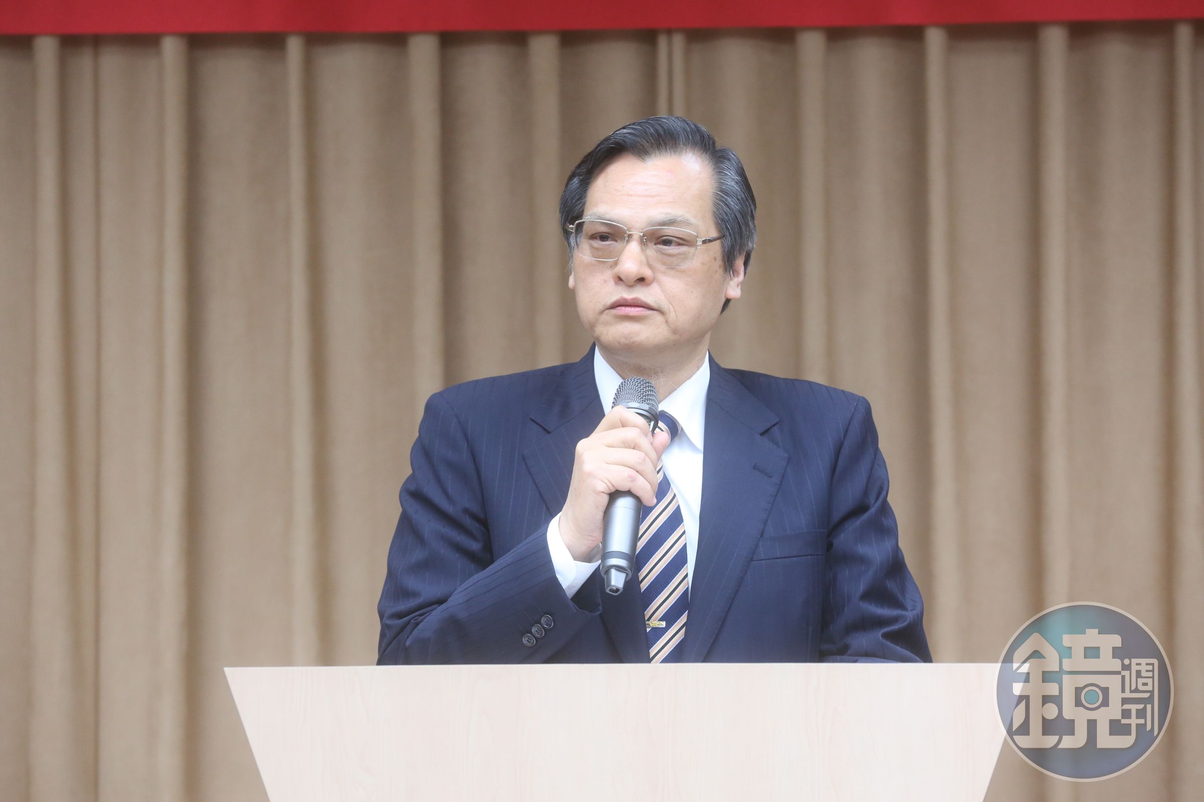 陸委會主委陳明通證實曾捐贈防護衣給中國。