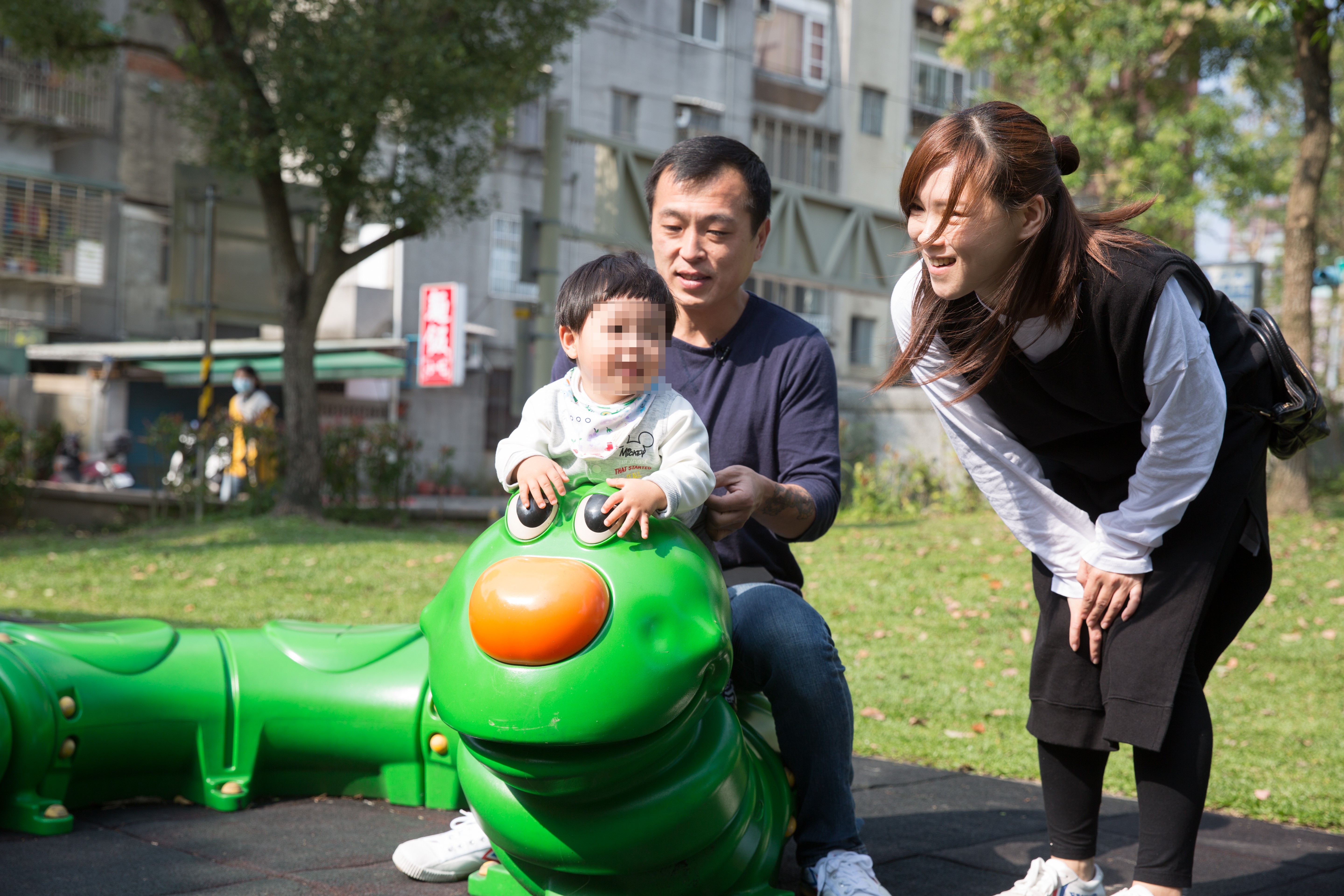 張居財曾為了拚事業，錯過第一段婚姻3個孩子的成長過程，現在他更加珍惜和妻兒相處的幸福時光。