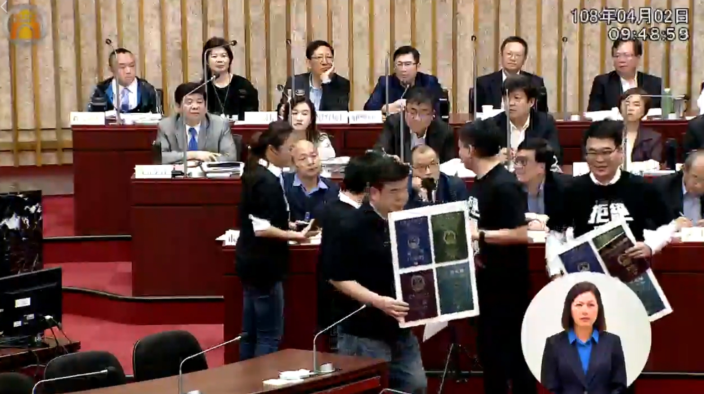 市長韓國瑜繼昨日收到民進黨議員所送黃袍後，今日又收到議員贈與「台灣特區護照」。（翻攝自臉書）