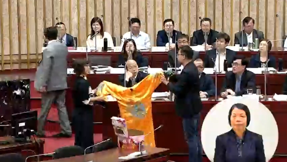 市長韓國瑜繼昨日收到民進黨議員所送黃袍後，今日又收到議員贈與「台灣特區護照」。（翻攝自臉書）