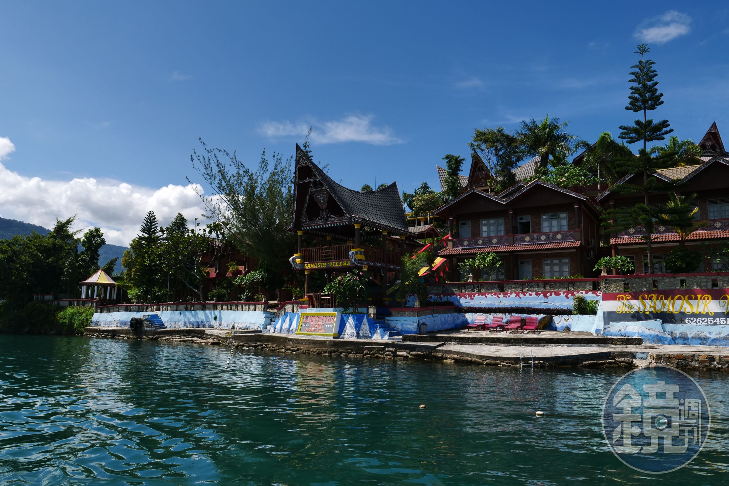 位在世界最大火山湖中央小島上的度假別墅「Samosir Villa Resort」，有濃濃傳統民族色彩。