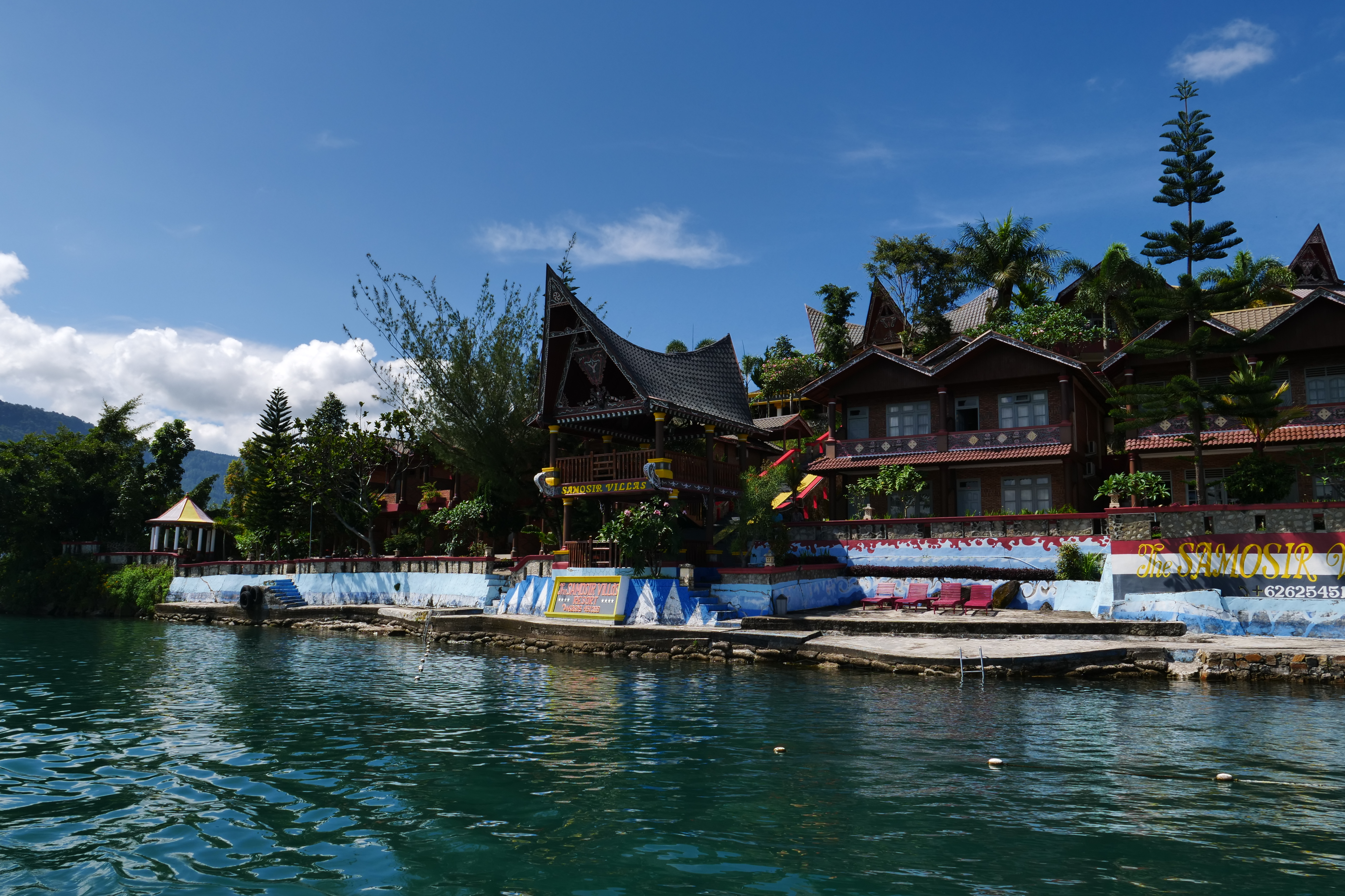 位在世界最大火山湖中央小島上的度假別墅「Samosir Villa Resort」，有濃濃傳統民族色彩。