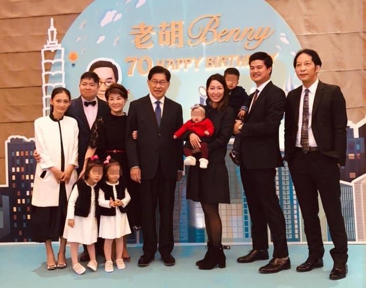 胡亦嘉（右一）放棄高薪回台，因為老爸胡定吾（左四）認為中國才是未來的關鍵。（翻攝自胡亦嘉臉書）