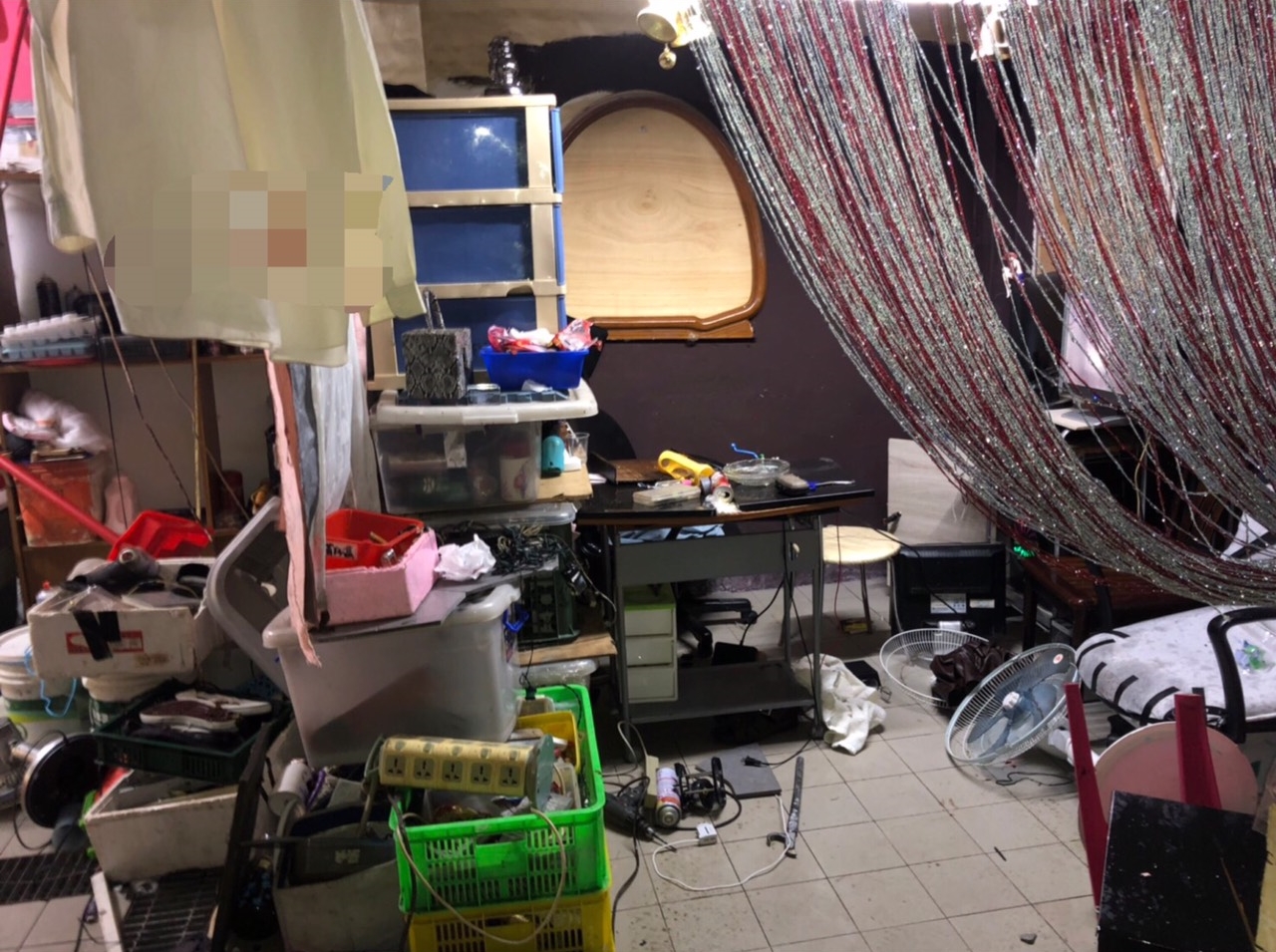 黃男借住在友人家，但雙方聊天過程中起口角，黃男遭友人砍傷臉部及潑灑不明液體。（翻攝畫面）