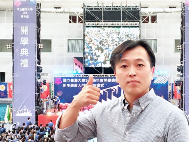 窮不能窮教育，張居財教養出學霸兒，成為他心底一大驕傲，圖為他參加長子台大開學典禮。（翻攝張居財臉書）