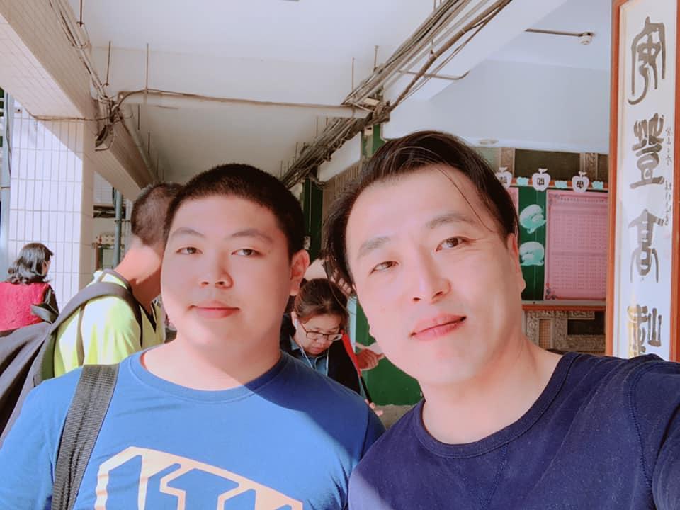 張居財與兒子感情好,最低潮時,兒子反過頭來安慰鼓勵父親。(翻攝張居財臉書)