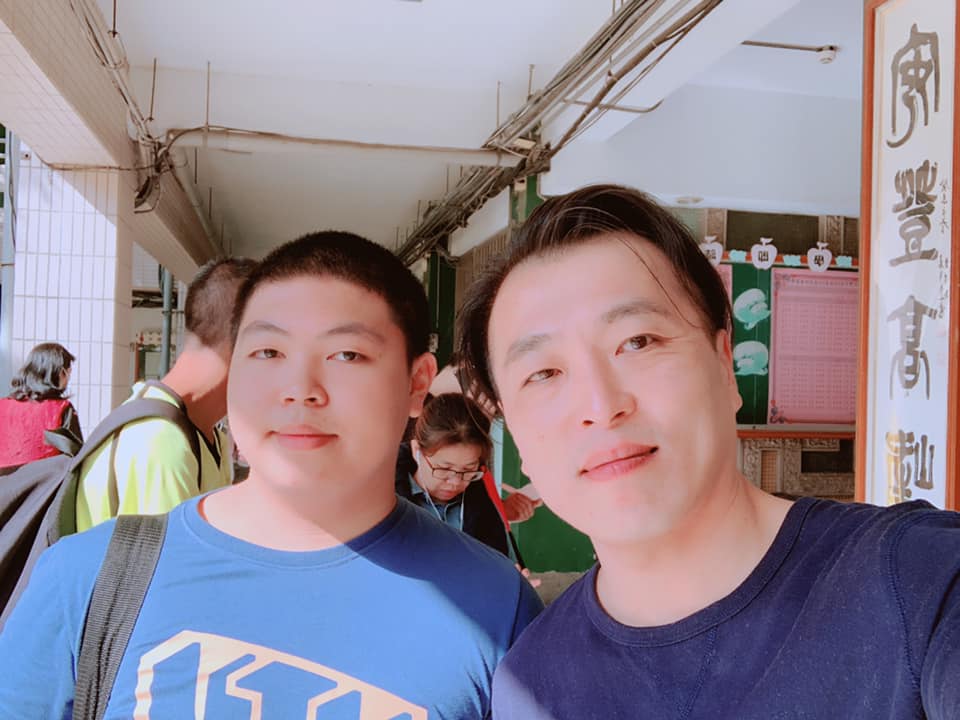 張居財與兒子感情好,最低潮時,兒子反過頭來安慰鼓勵父親。(翻攝張居財臉書)