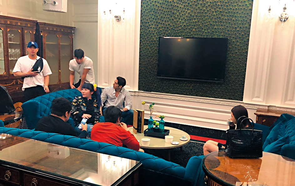 有段于太宴會影片，旁邊都有嫩草相陪，他們都是勝利旗下的DJ。（翻攝soontae.yang IG）