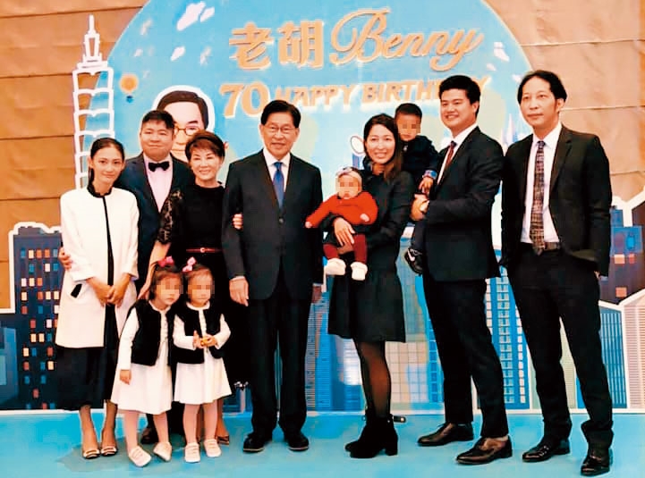 胡定吾的獨生女胡亦蓮(抱紅衣嬰兒者)嫁給吳東亮的次子吳昕豪,去年底生下第二胎。(翻攝胡亦嘉臉書)