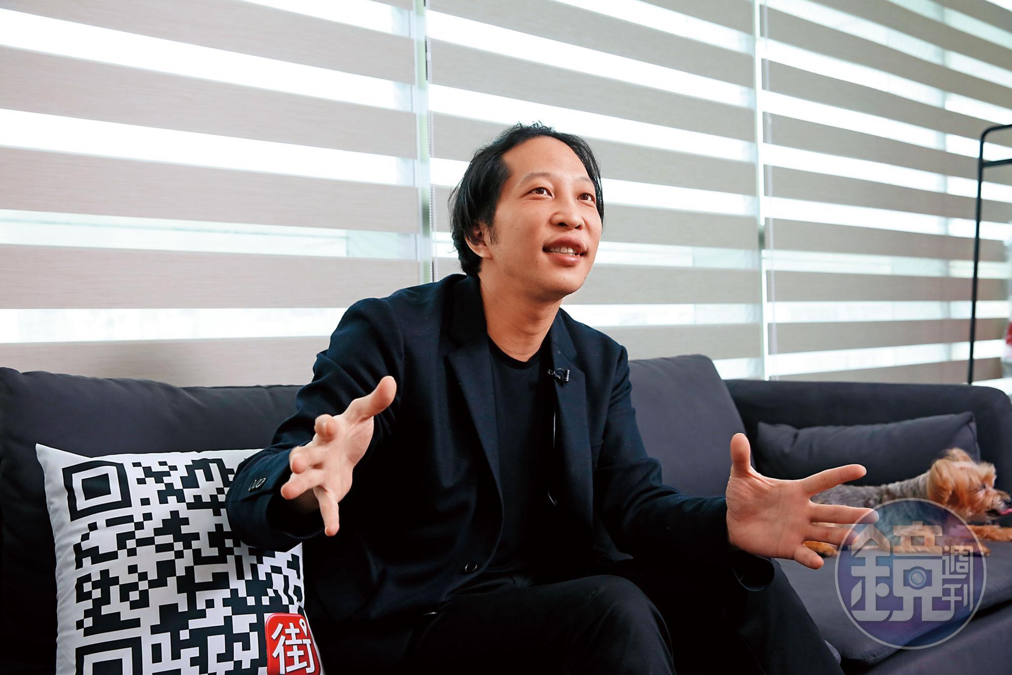 胡亦嘉是前開發工銀董事長胡定吾的兒子，因為老爸關係讓他獲得不少奧援。